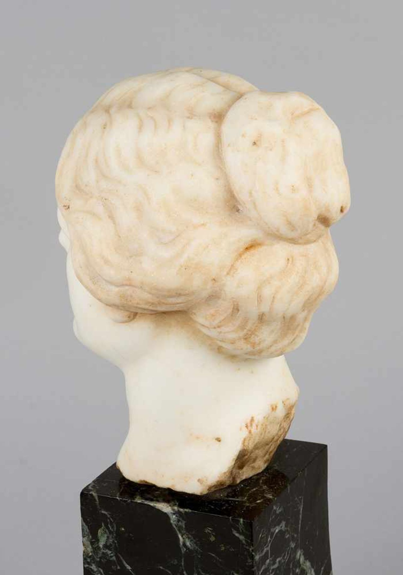 Female marble head in ancient manner. White marble, finely sculpted with waved hairs on later - Bild 3 aus 3