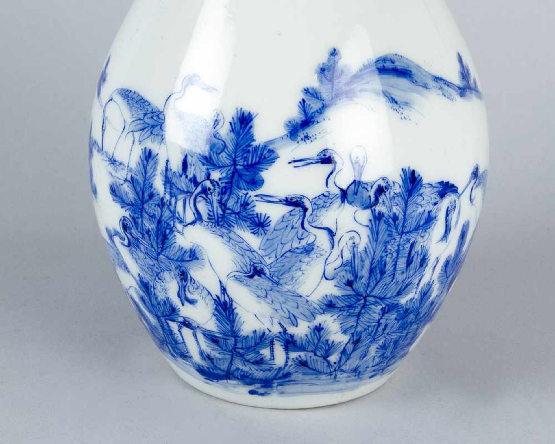 Chinese bottle, long neck painted with blue birds in landscape and decorations on white ground glaze - Bild 3 aus 3