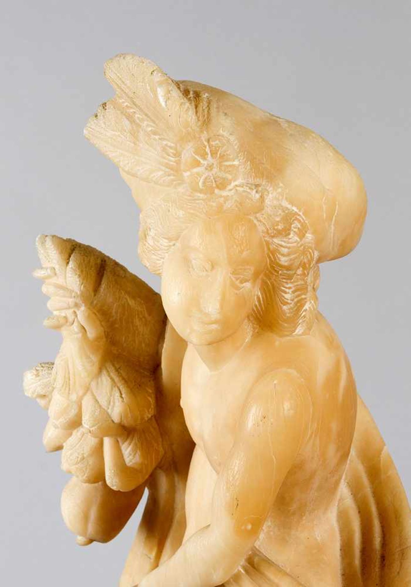 English or Dutch alabaster Sculpture. Representing possibly flora or fauna with feathered head and a - Bild 2 aus 3