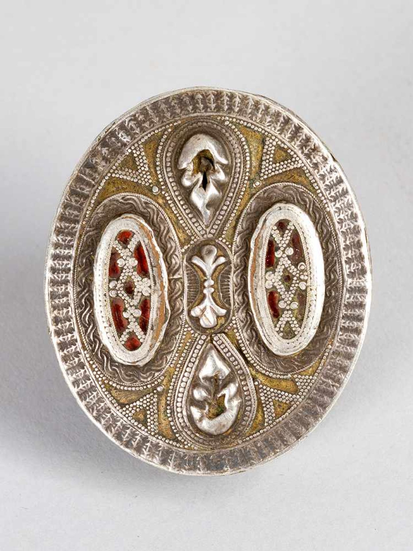 Three Kazakh silver rings of different size and shape. Richly decorated with open work, ornaments - Bild 2 aus 3