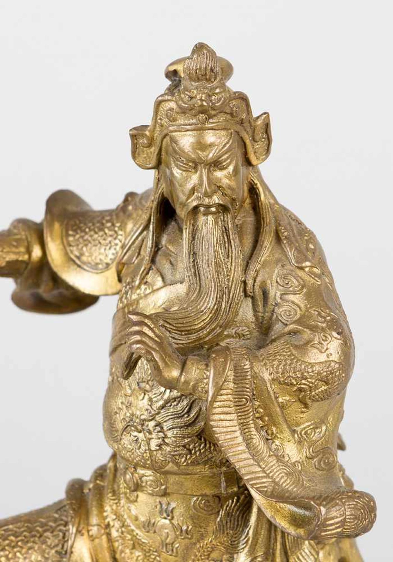 Chinese warrior in standing position with spear on naturalistic base in traditional dress. Bronze - Bild 2 aus 3