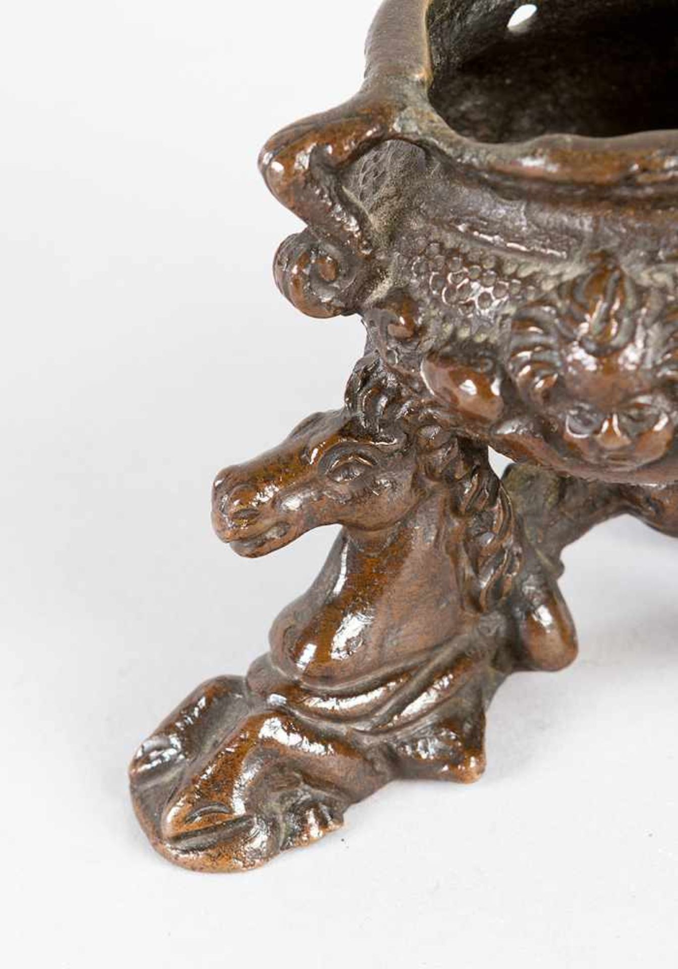 Venetian Inkwell with three feet in the form of horses. Central bowl with angels and volutes. Bronze - Bild 3 aus 3