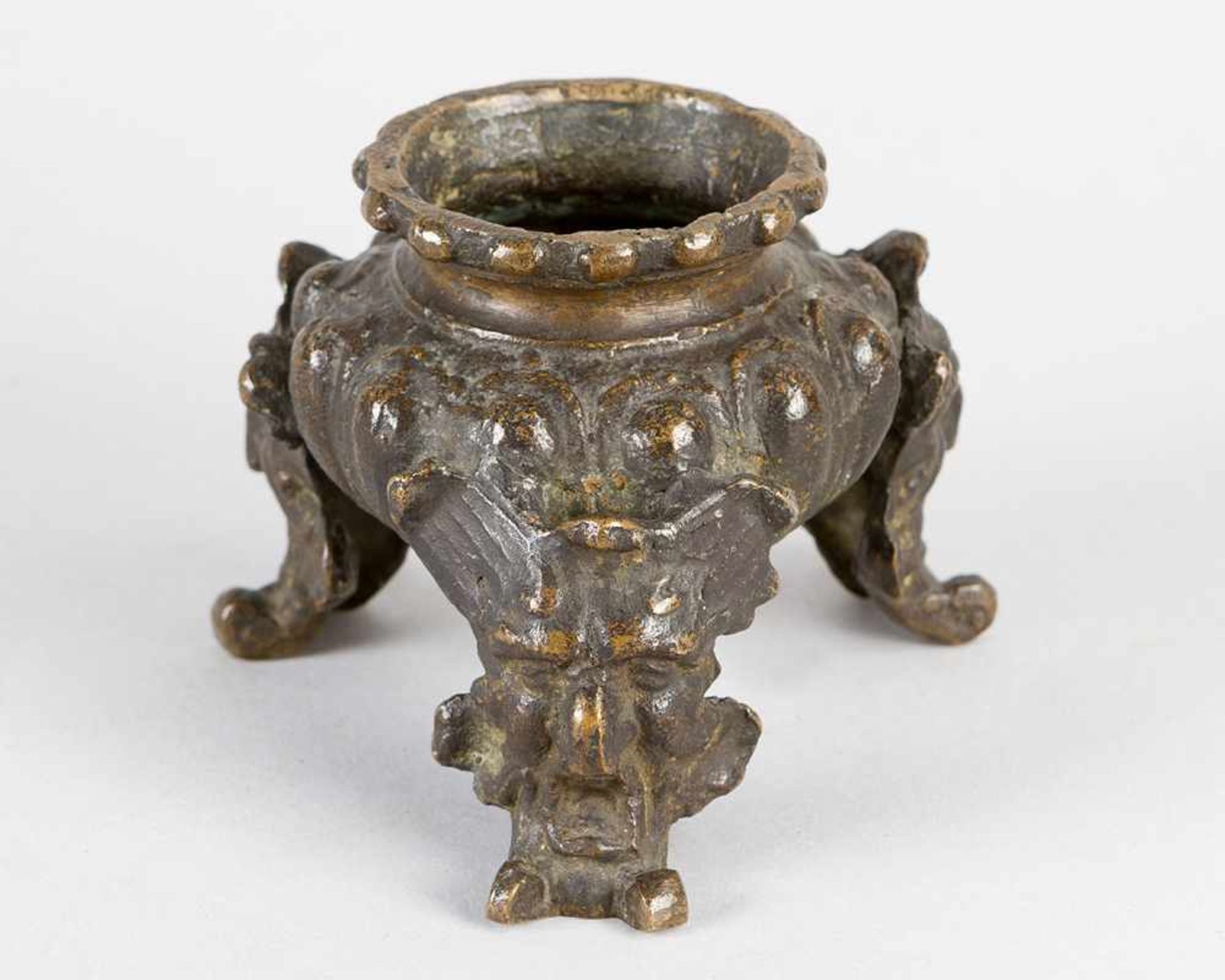 Venetian inkwell, on three feeds designed as mask heads, round fluted bowl, bronze cast with - Bild 2 aus 3