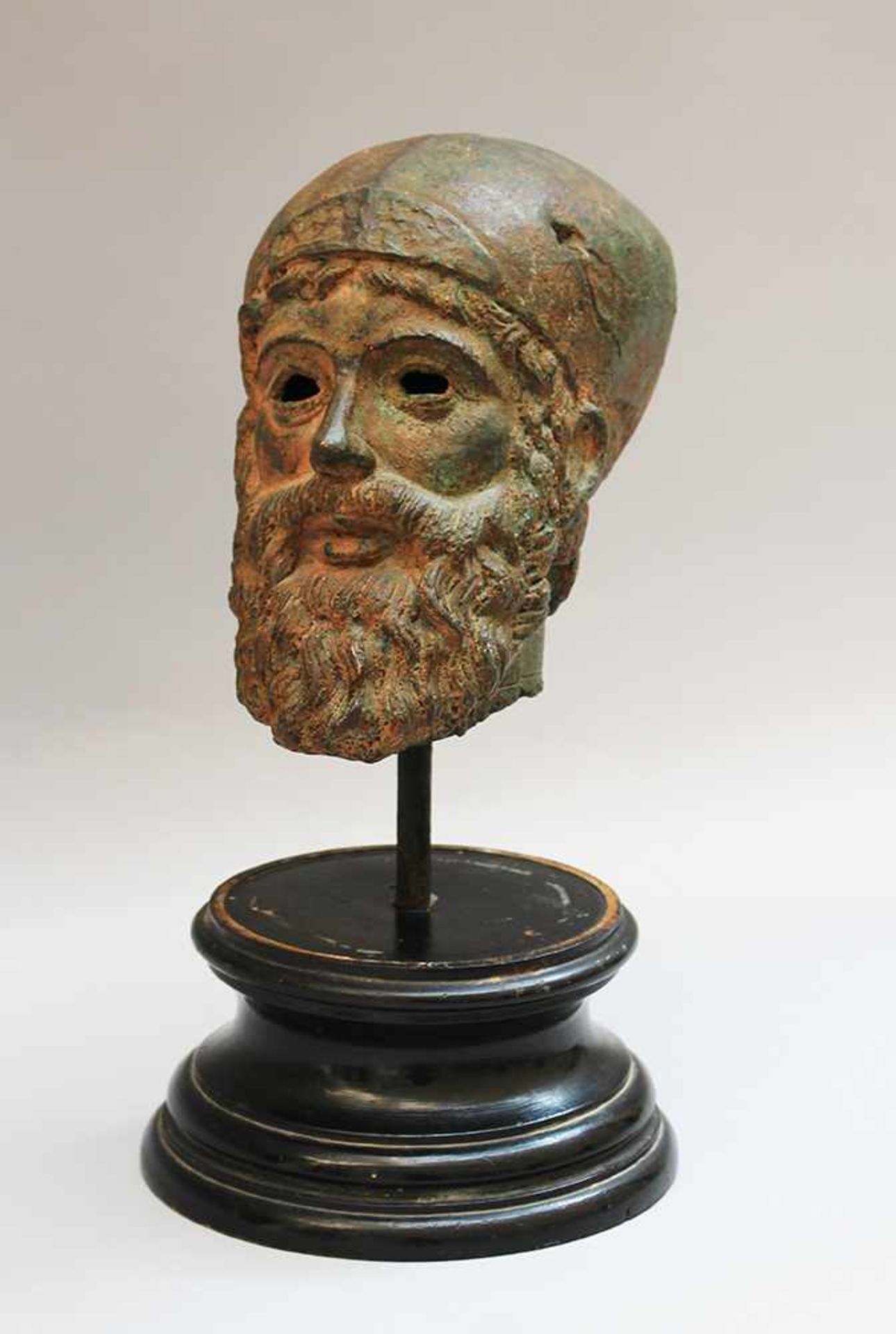 Male Bronze head of a bearded man with hat. Bronze-cast with verdigris and original patina. Eyes - Bild 2 aus 3