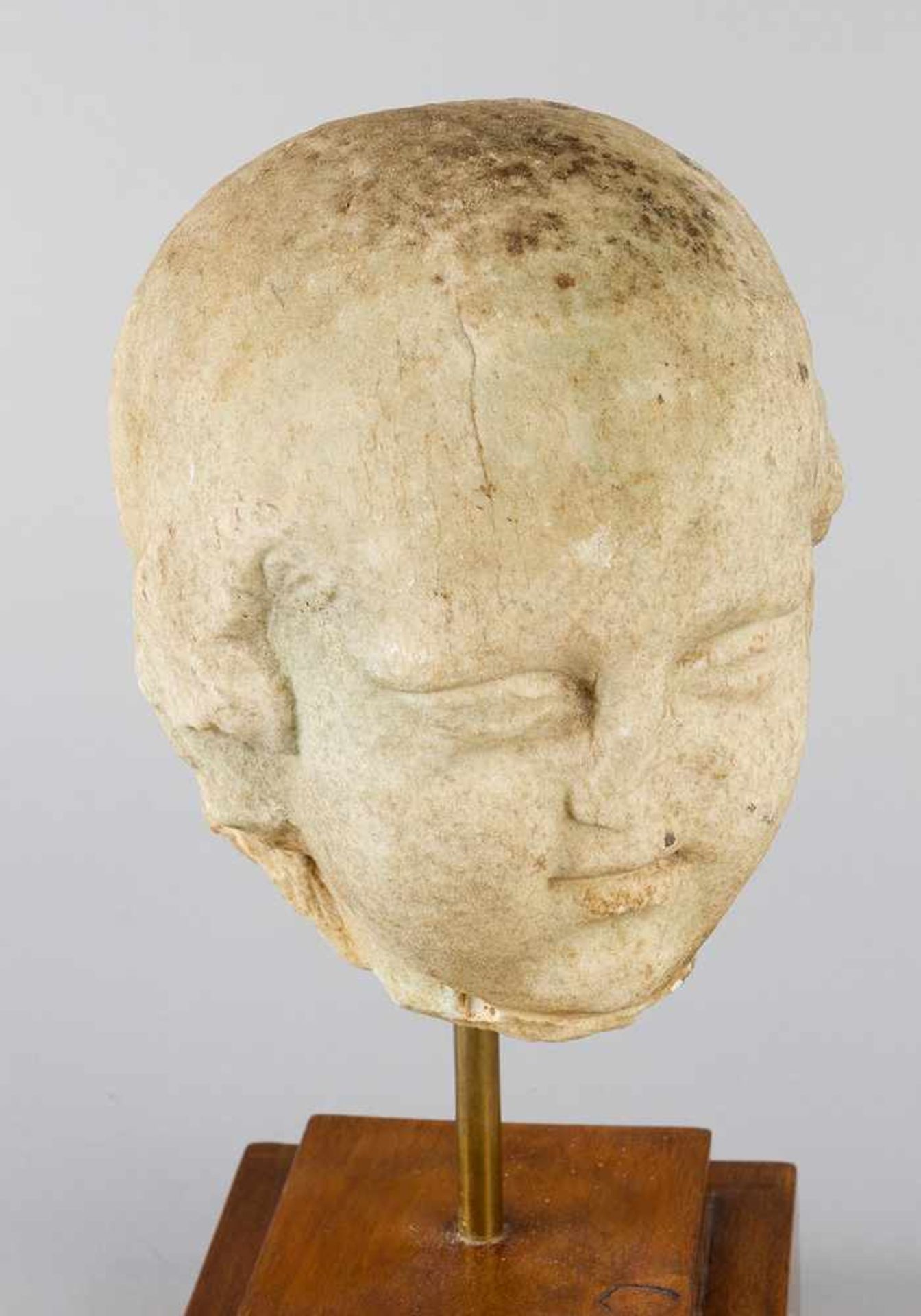 Roman Marble bust of a young boy or child. White marble on later wooden base. Weathered. Possibly - Bild 2 aus 3