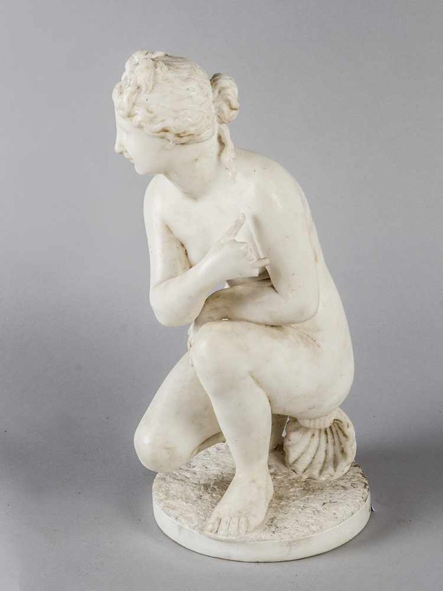 Marble Sculpture of the crouching Venus after the ancient on round base sitting on a shell. White - Bild 2 aus 3