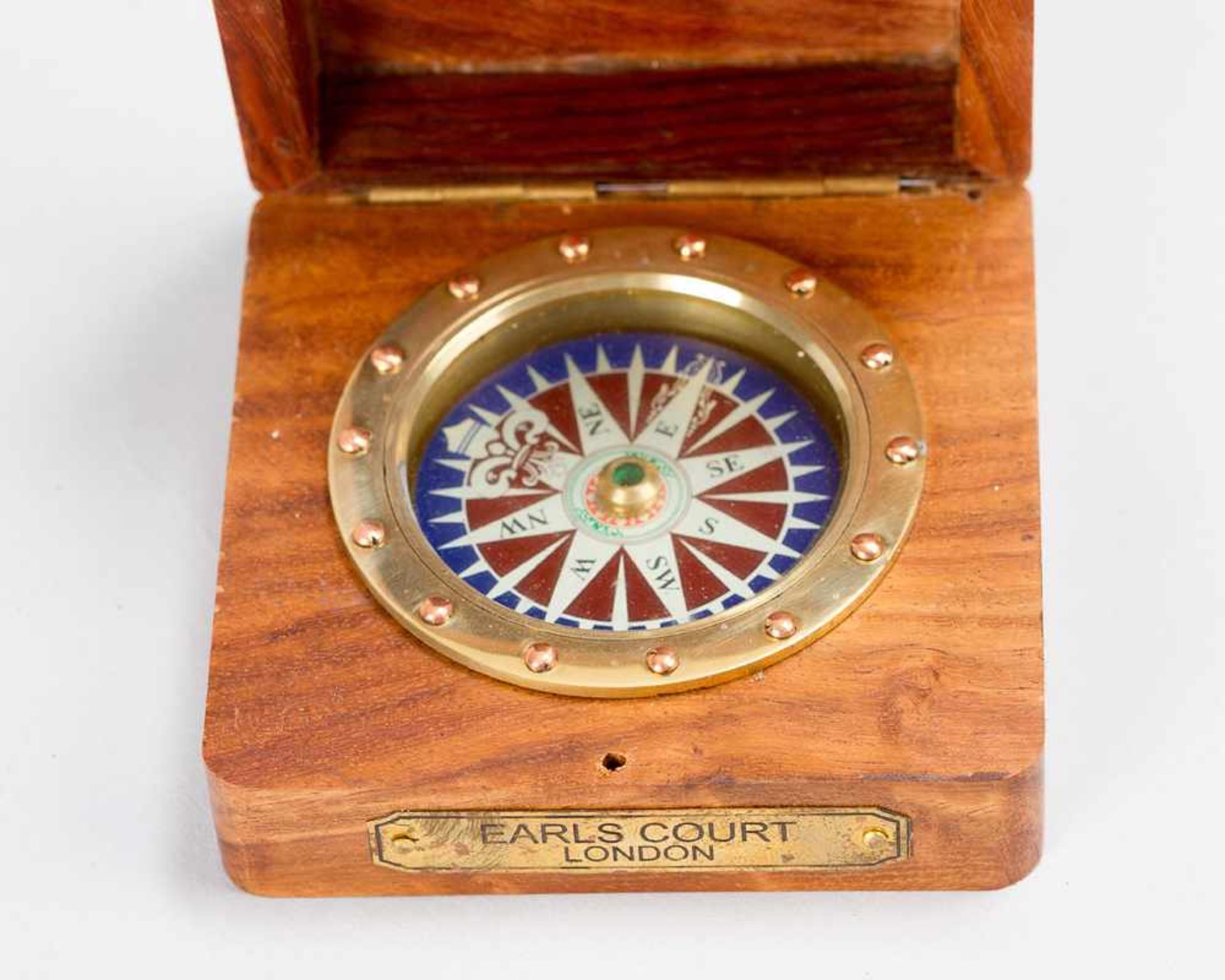 Earls Court Compass, in polished brass frame, in wooden box.7,5 x 7,5 cm- - -24.00 % buyer's premium - Bild 2 aus 3