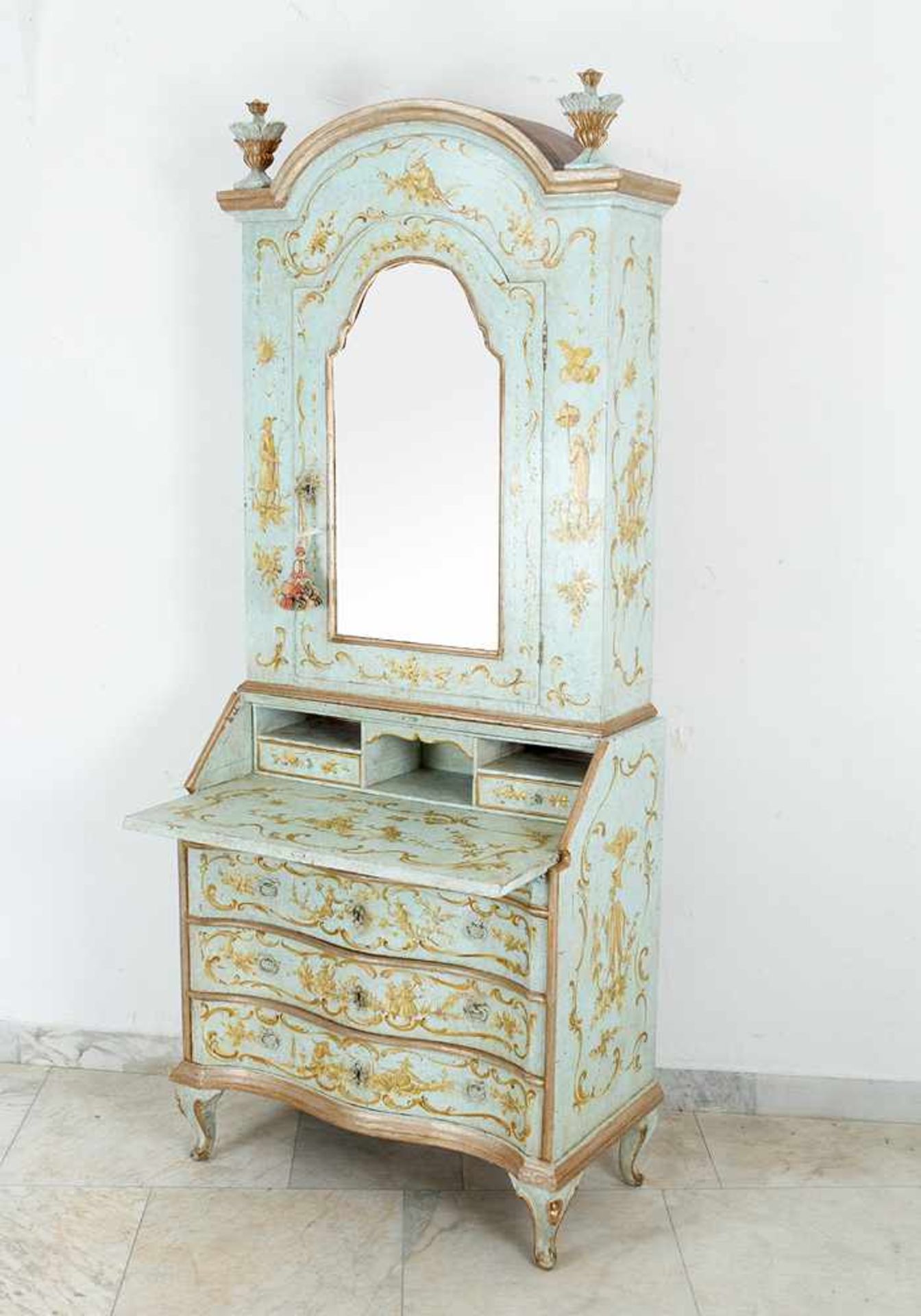 Venetian Bureau Cabinet, a commode on four curved feet, with three drawers, S-shaped front, the - Bild 3 aus 3