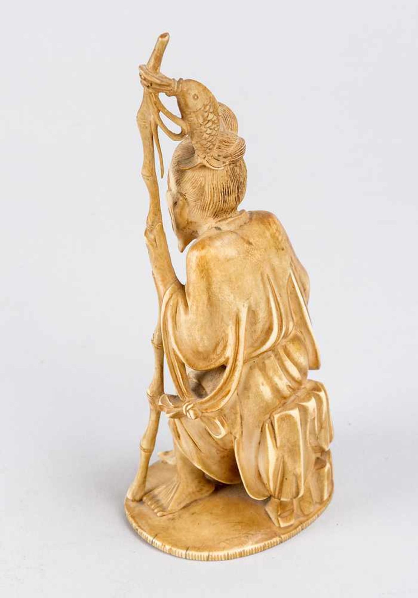 Asian Okimono of an old sitting fisher with pipe and fishing rod, I. Carved, 19th Century.20 cm - Bild 3 aus 3