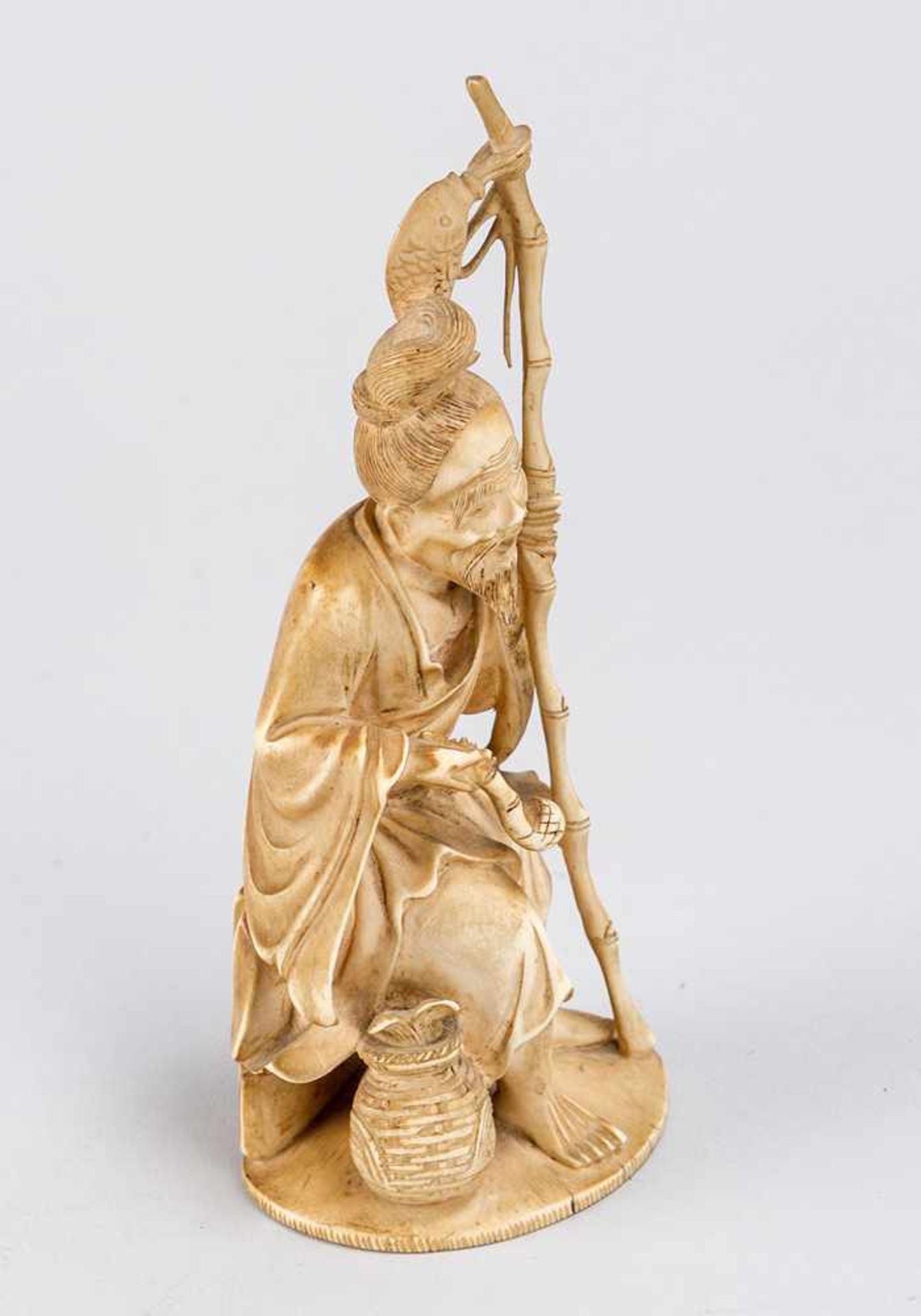 Asian Okimono of an old sitting fisher with pipe and fishing rod, I. Carved, 19th Century.20 cm - Bild 2 aus 3