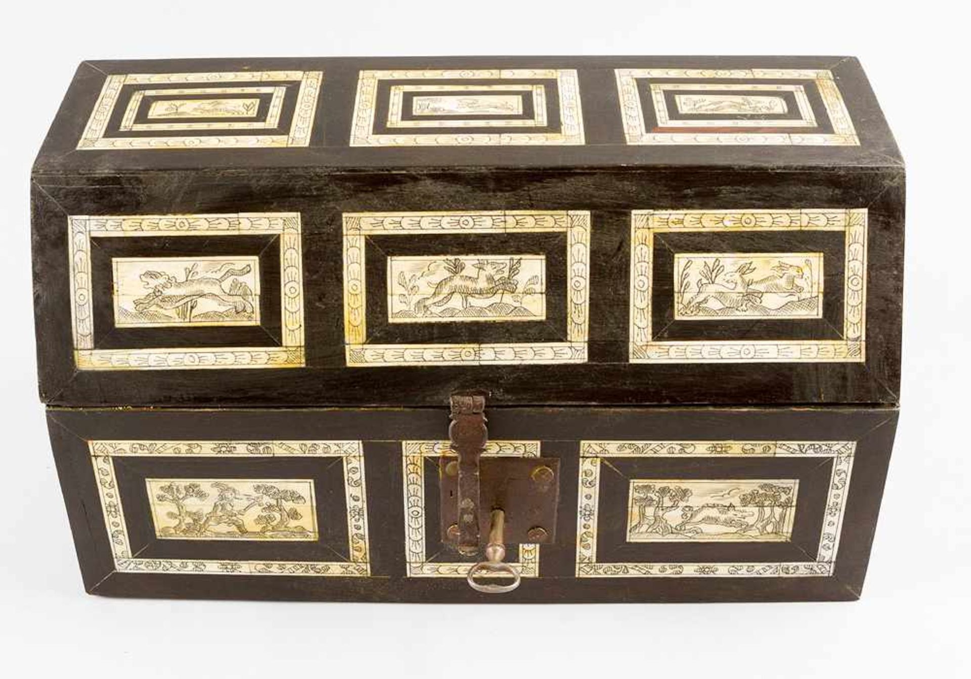 Italian casket, in rectangular shape, with one canted lid; ebonised wood with 19 I. geometrical - Bild 2 aus 3