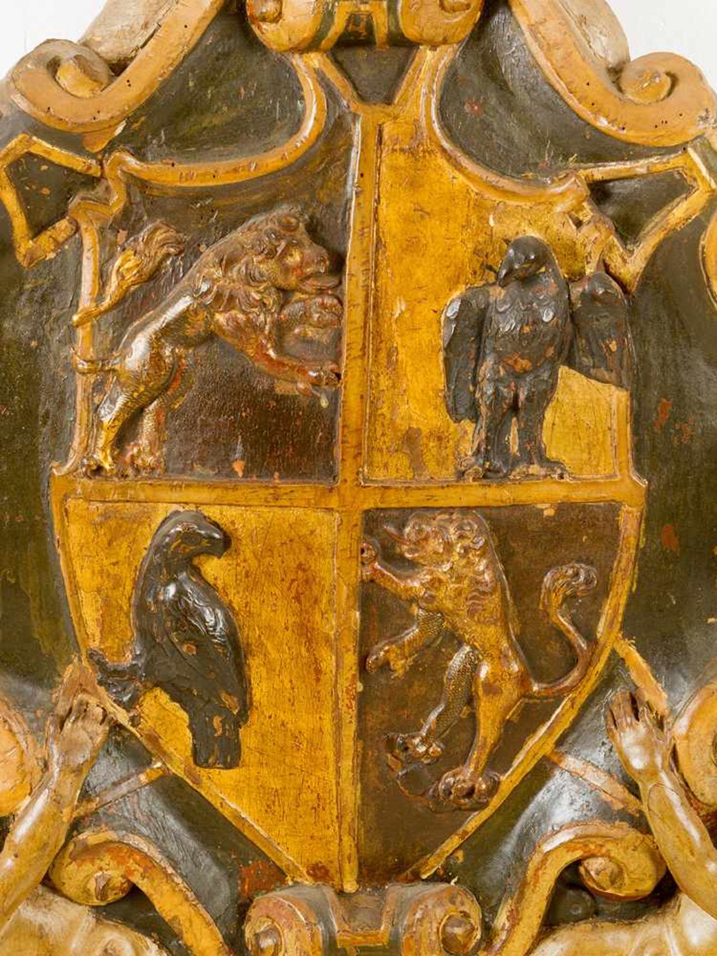 Italian family Coat of Arms, wood carved with two winged angels, fruits and boy’s head on top; in - Bild 2 aus 3