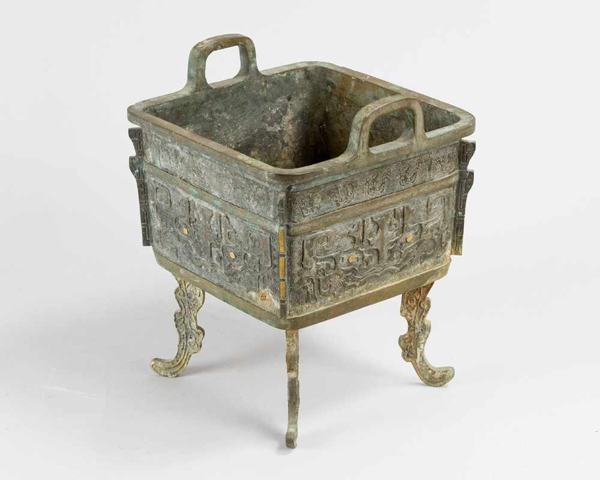 Chinese Bronze Container, quadratic shape with two handgrips and ornamental decorations, on four - Bild 2 aus 3