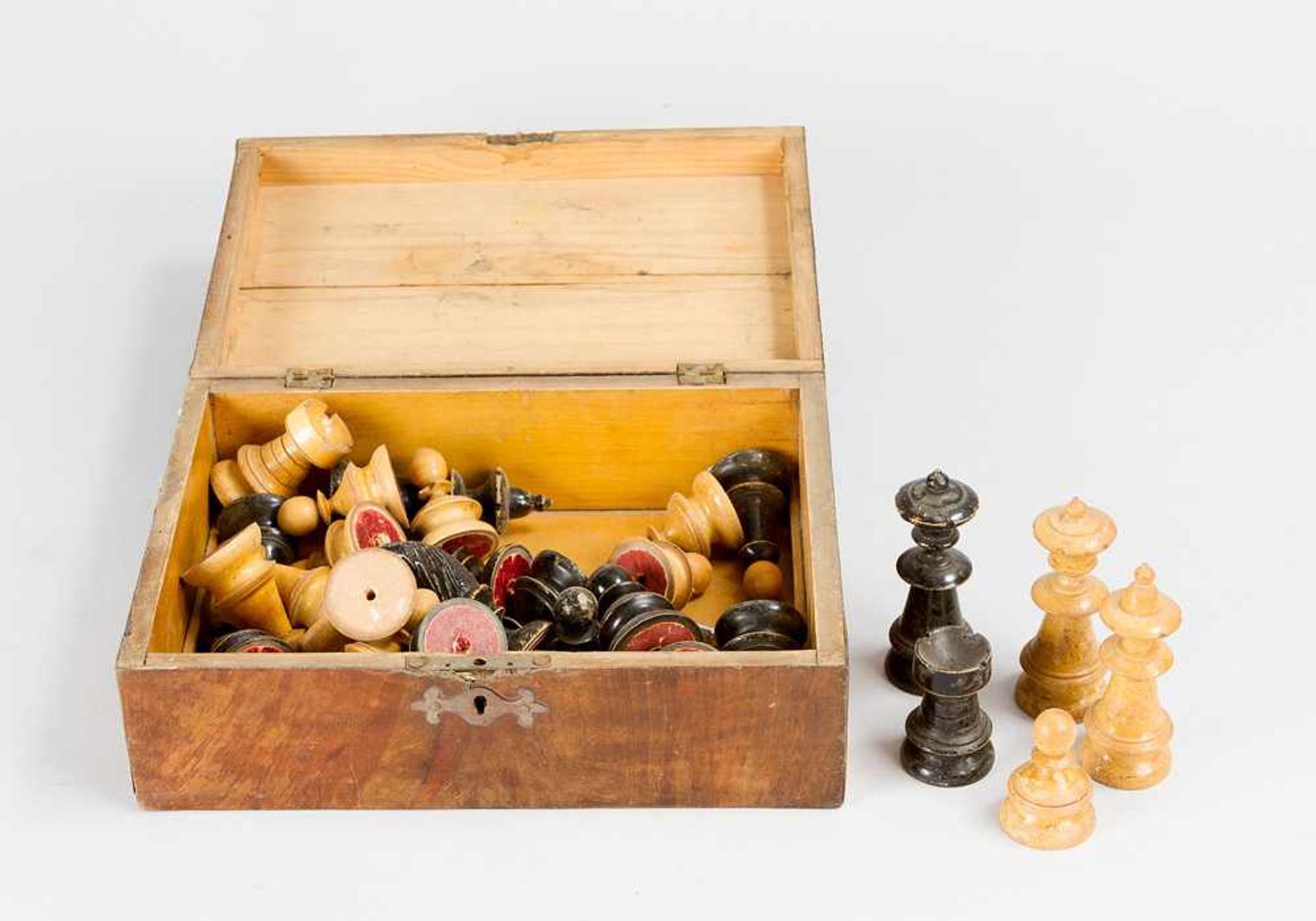 Chess Set, with wooden turned 32 figures, partly ebonized and lacquered, early 20th Century. In a - Bild 2 aus 3