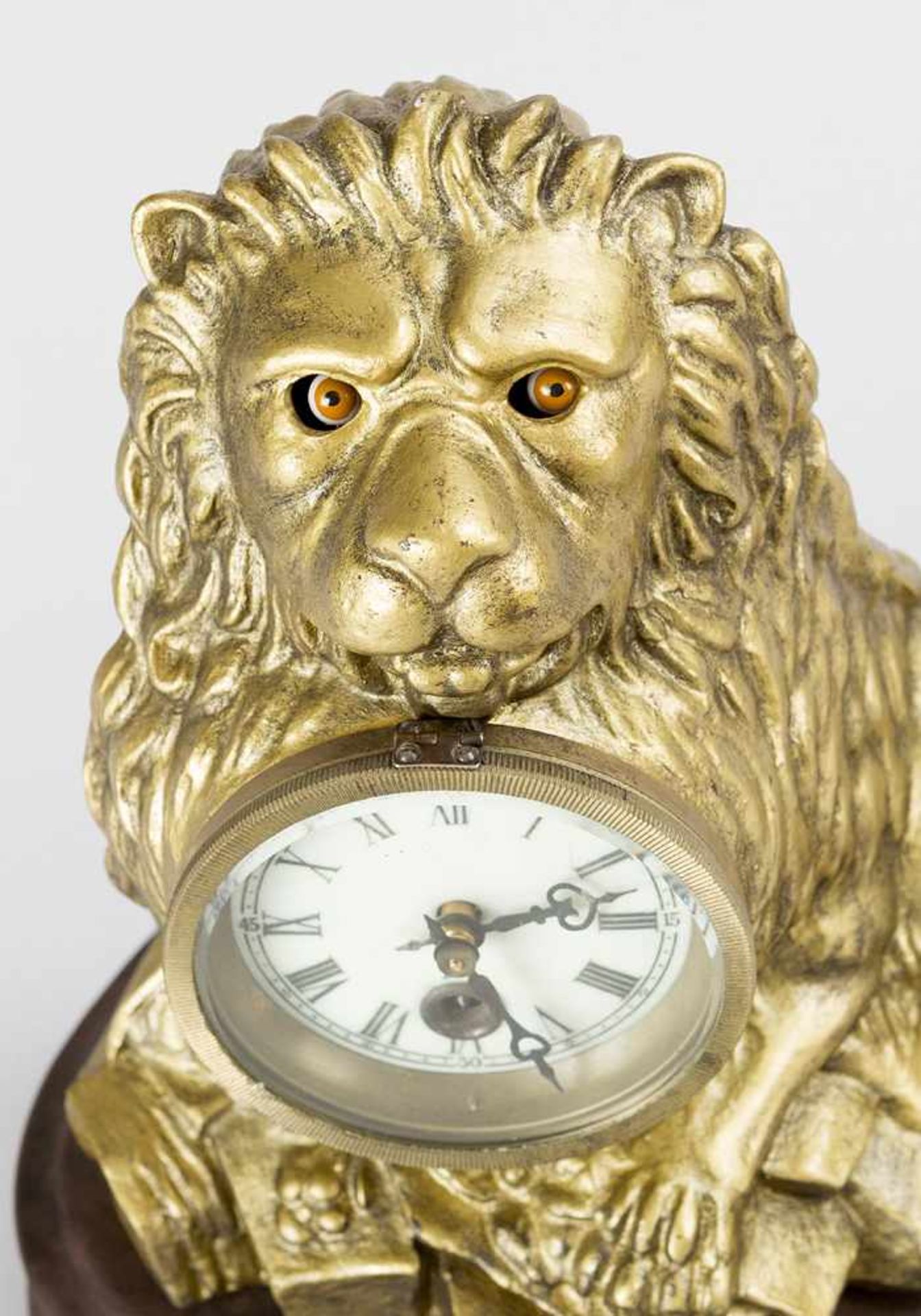 Eye Turning Clock, of a sitting lion, with enamel dial with Roman numbers, two iron fingers, wind up - Bild 2 aus 3