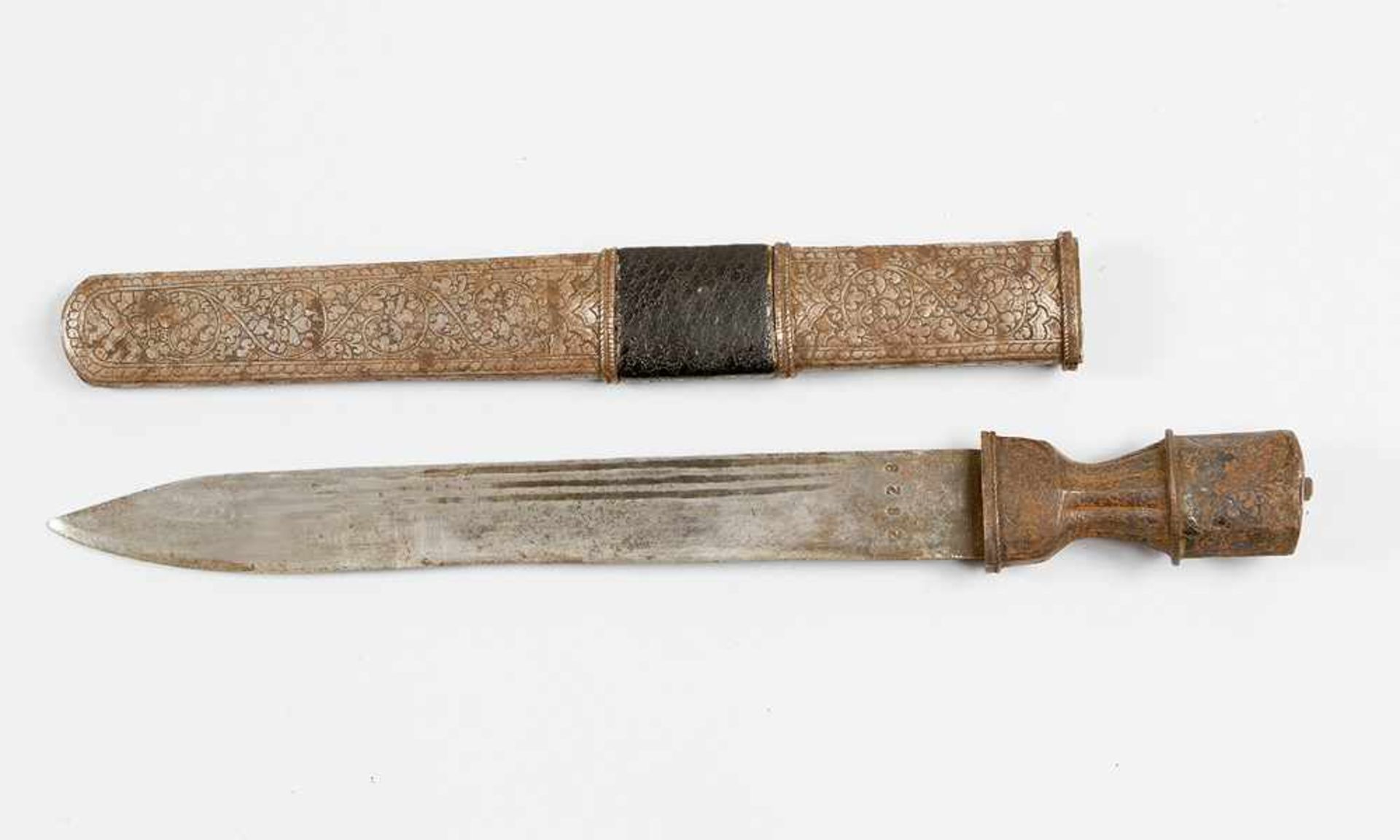 Oriental dagger with fluted and numbered blade; richly decorated metal shaft and handgrip; late 19th - Bild 2 aus 3