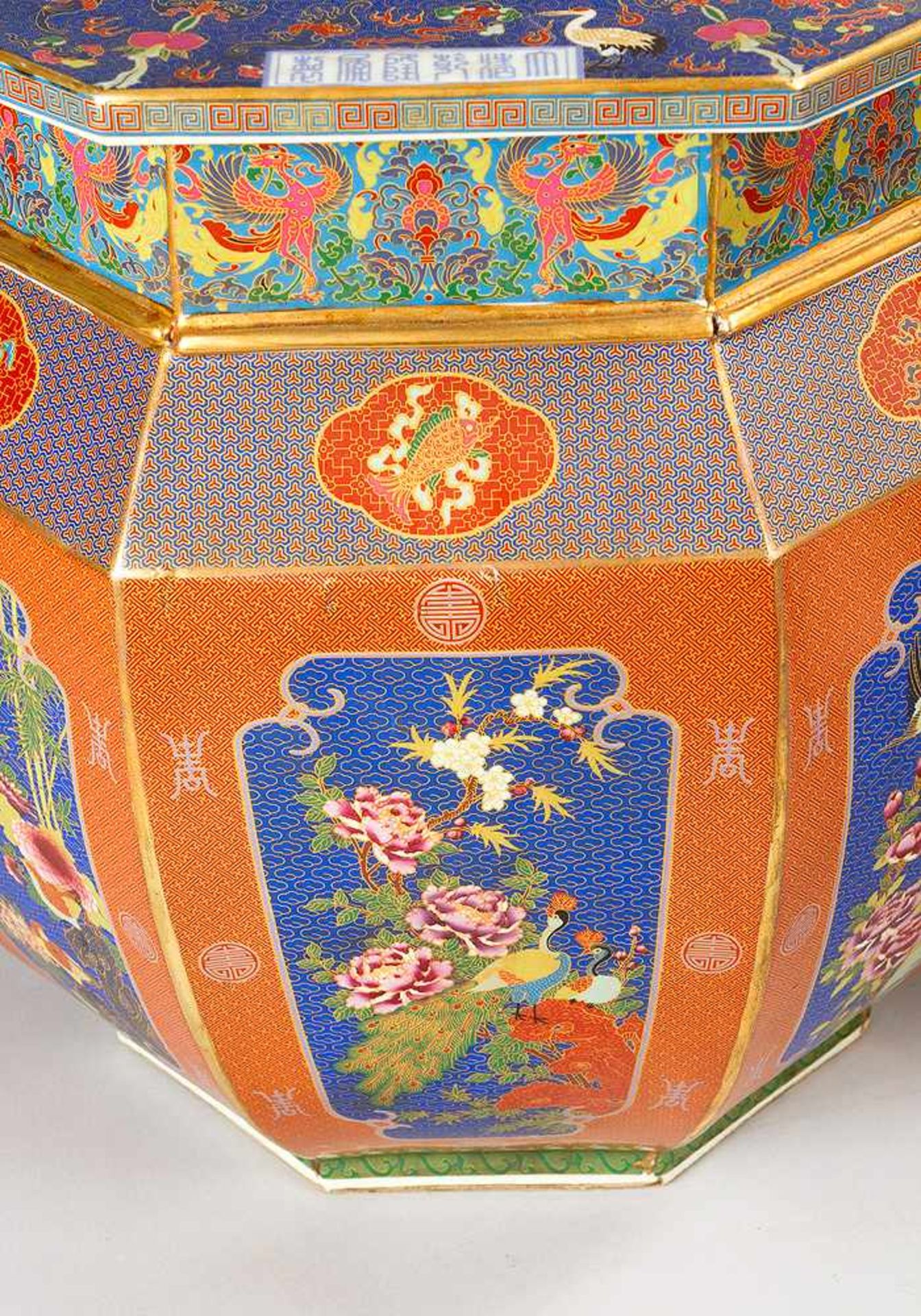 Pair of Chinese Bowls, porcelain in octagonal shape, thin neck with painted fields of dragons and - Bild 2 aus 3