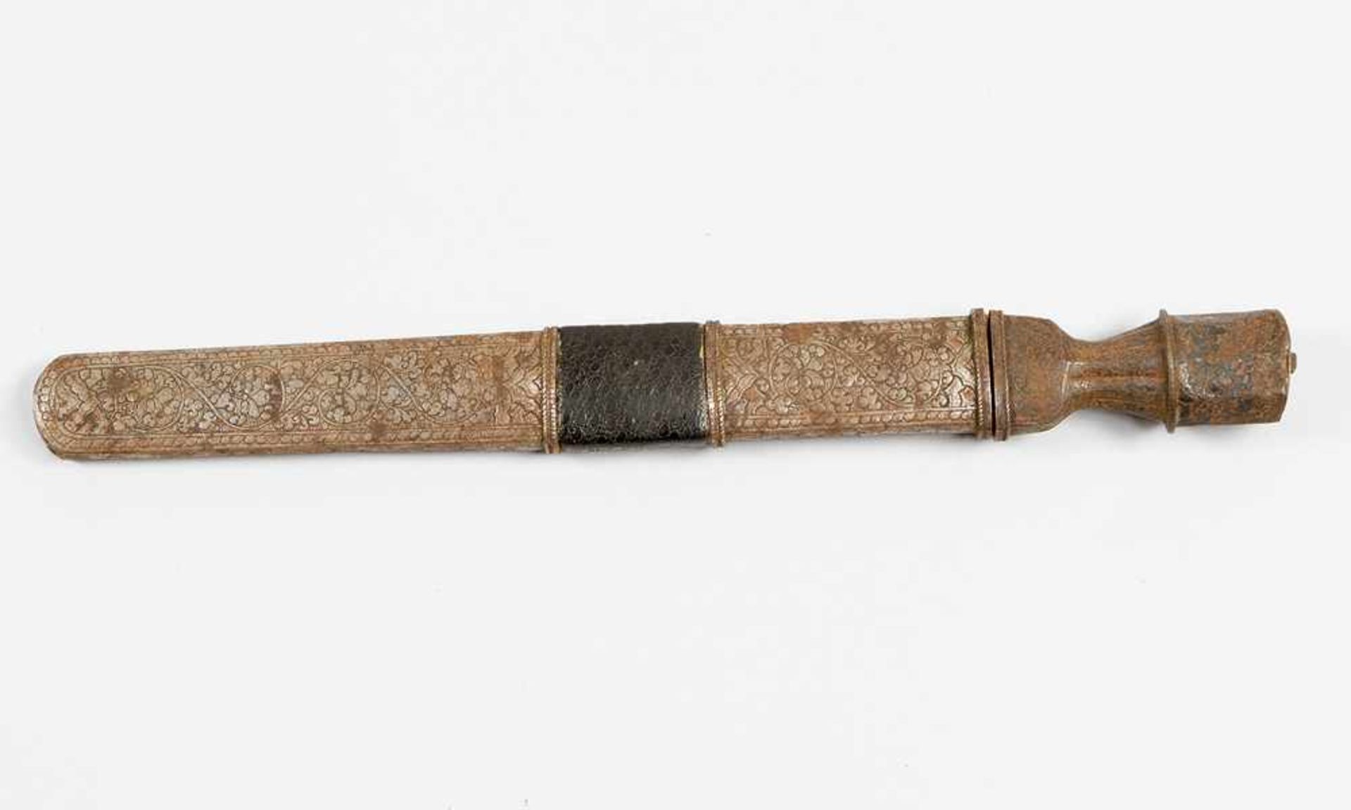Oriental dagger with fluted and numbered blade; richly decorated metal shaft and handgrip; late 19th