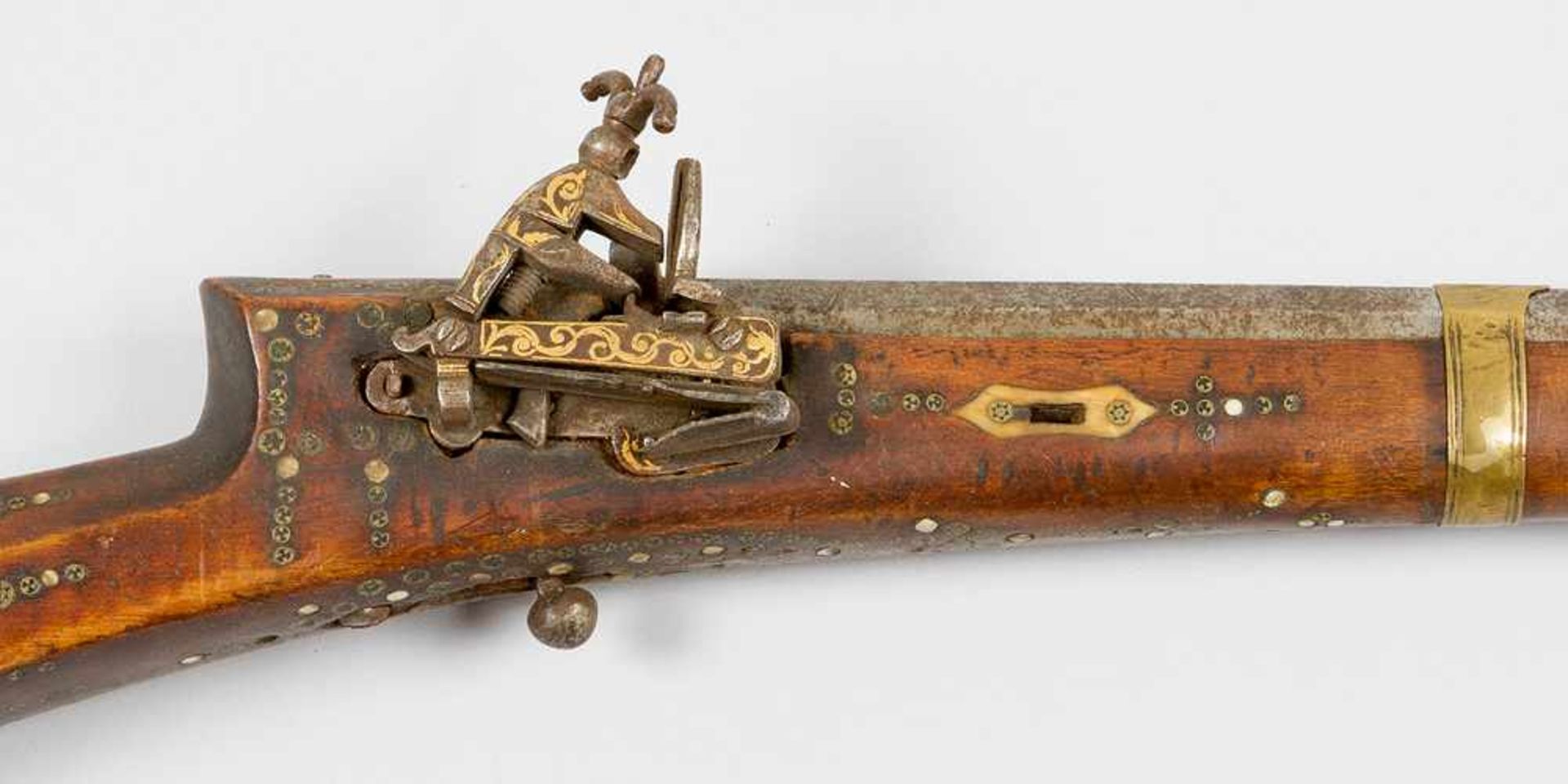 Oriental rifle in miquelet technique, with canted steel barrel and partly gilded intarsia in horn - Bild 2 aus 3