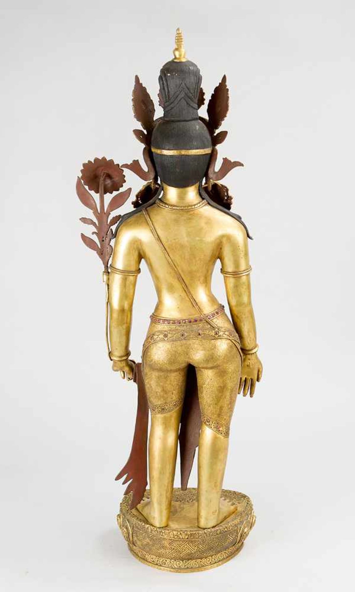 Standing Sitatara, with crown and lotus-flower, on top of her draped hair a small stupa, bronze cast - Bild 3 aus 3