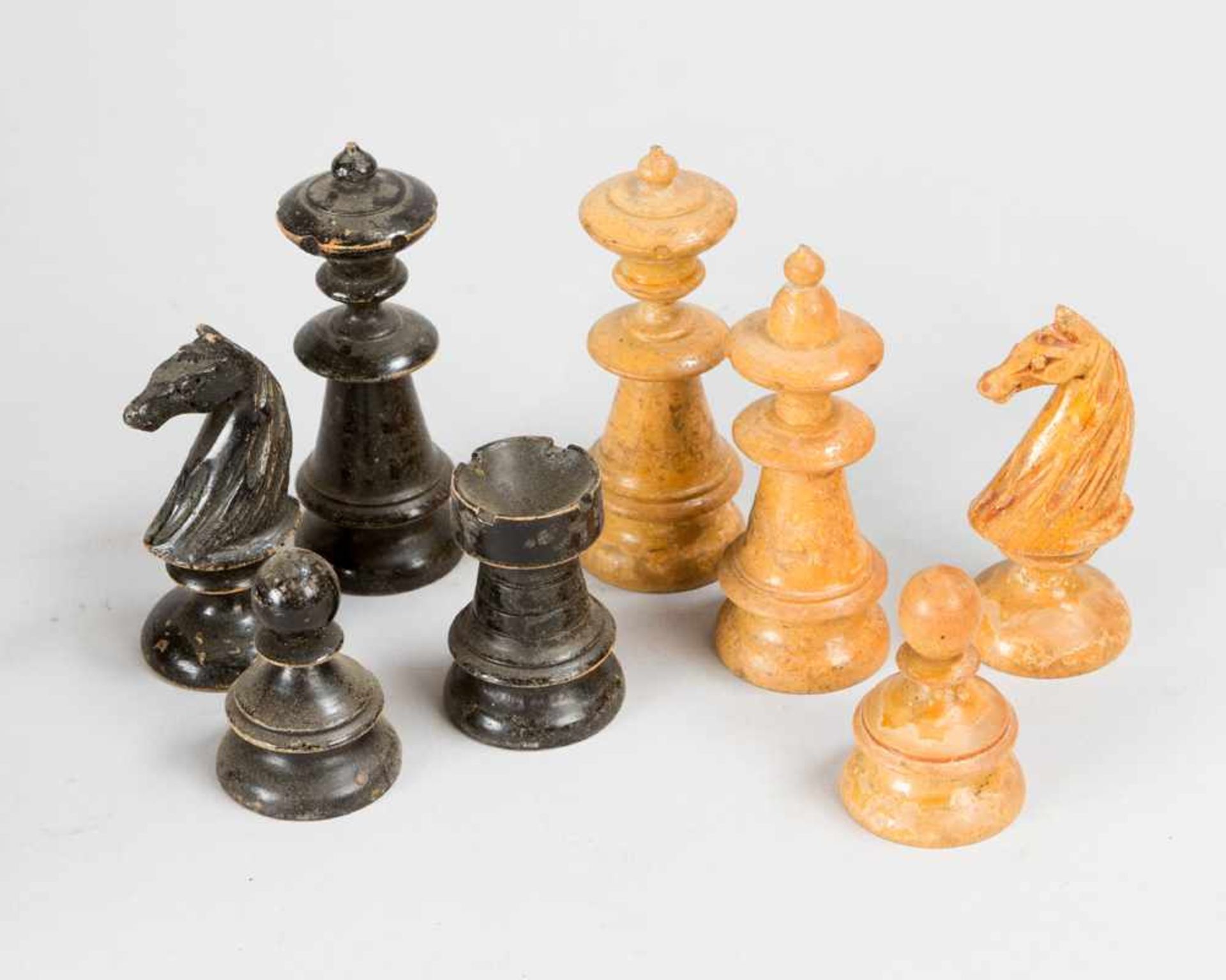 Chess Set, with wooden turned 32 figures, partly ebonized and lacquered, early 20th Century. In a - Bild 3 aus 3