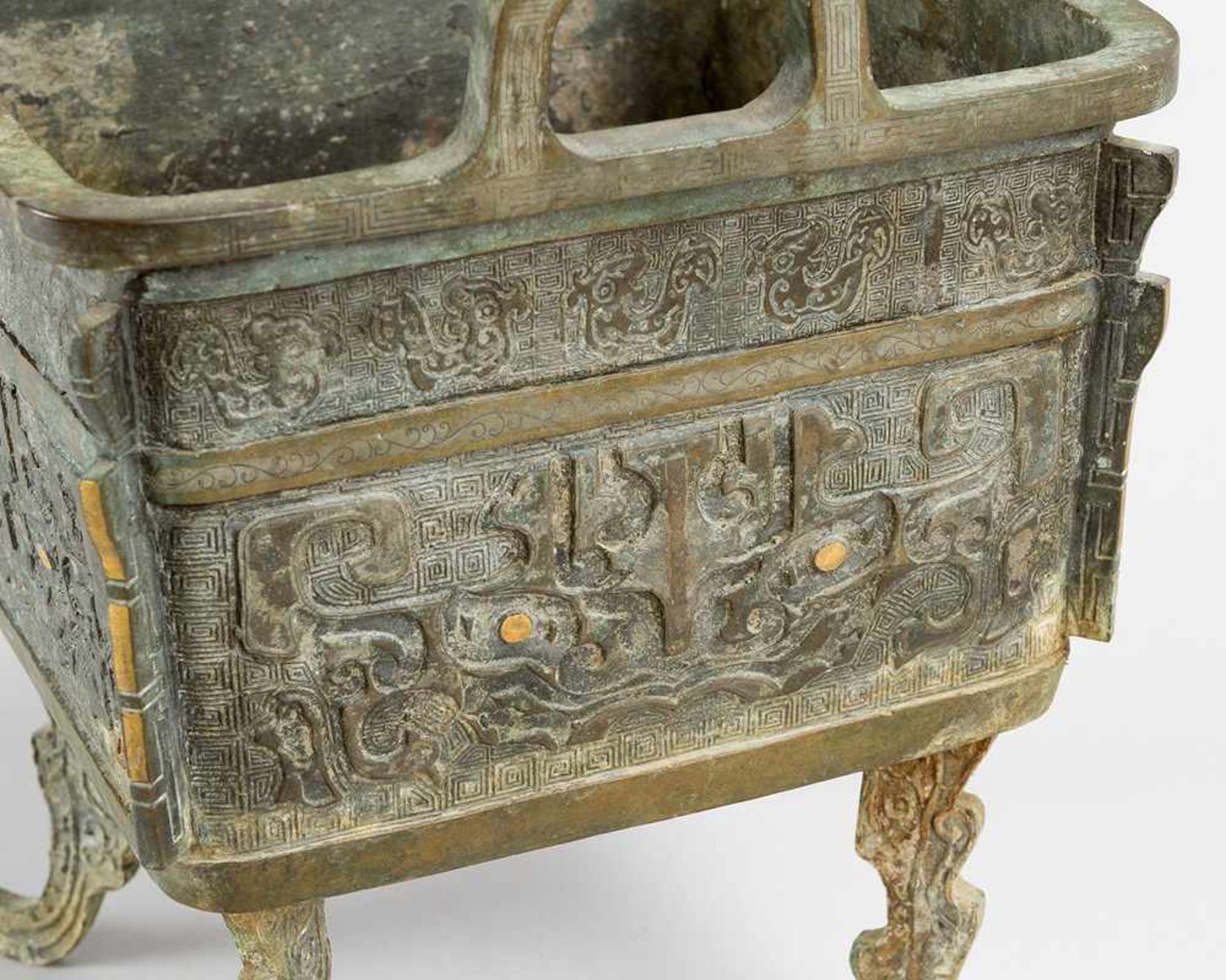 Chinese Bronze Container, quadratic shape with two handgrips and ornamental decorations, on four - Bild 3 aus 3