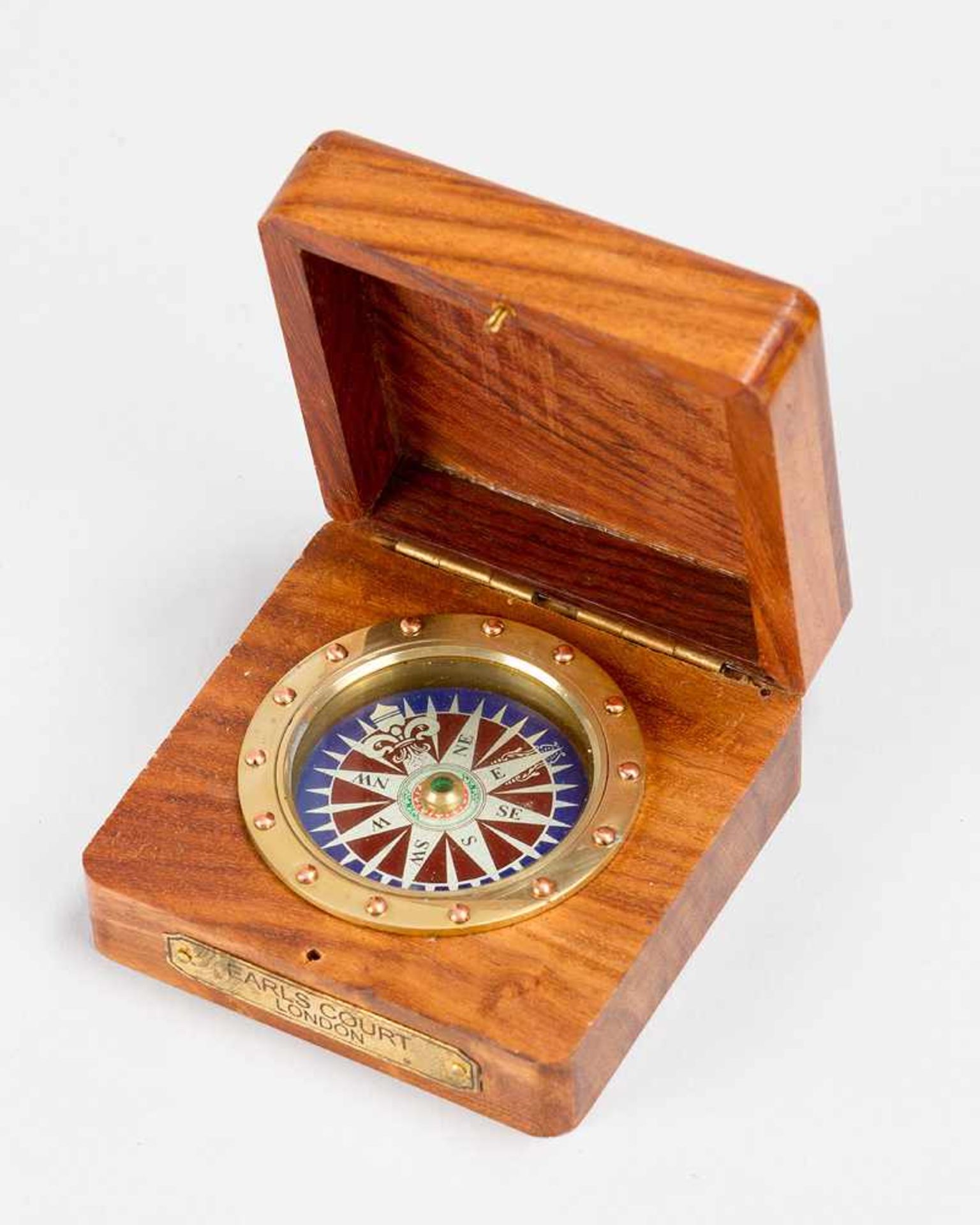 Earls Court Compass, in polished brass frame, in wooden box.7,5 x 7,5 cm- - -24.00 % buyer's premium