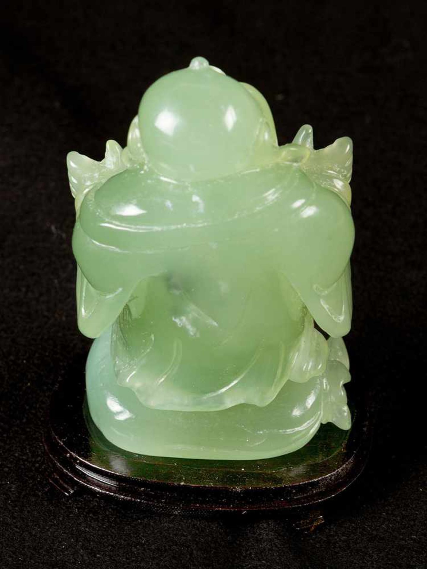 Standing Buddha, sculpted light green jade on ebonized base, Qing Dynasty.11,5 cm high- - -24.00 % - Bild 3 aus 3