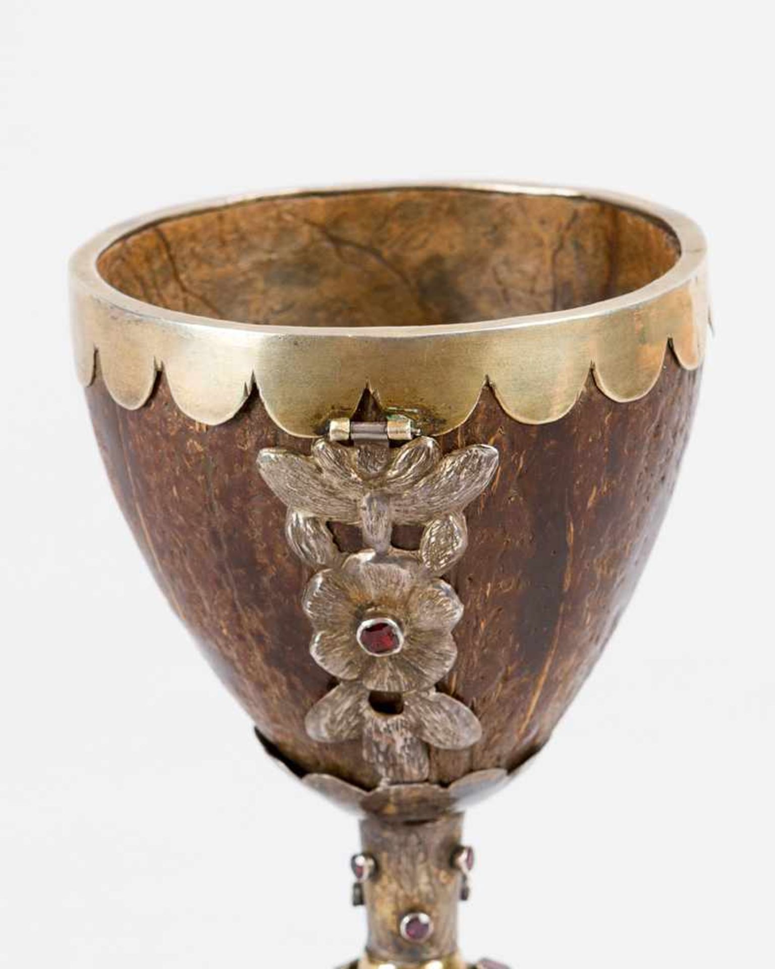 Transylvanian coconut goblet on central foot with fluted round base; silver gild, with open work, - Bild 3 aus 3