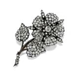 BROCHE ET BOUCLES D'OREILLES EN OR, ARGENT ET DIAMANTS,