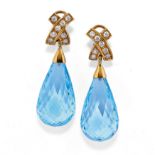 PAIRE DE PENDANTS D'OREILLES EN OR, TOPAZE BLEU ET DIAMANTS