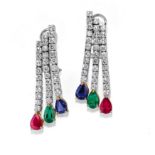 BOUCLES D'OREILLES EN OR, RUBIS, SAPHIRS, ÈMERAUDES ET DIAMANTS