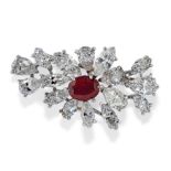 BROCHE AVEC RUBIS ET DIAMANTS, ANNÈES 60