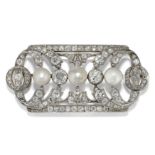 BROCHE EN OR, PLATINE, PERLES FINES ET DIAMANTS, VERS 1930