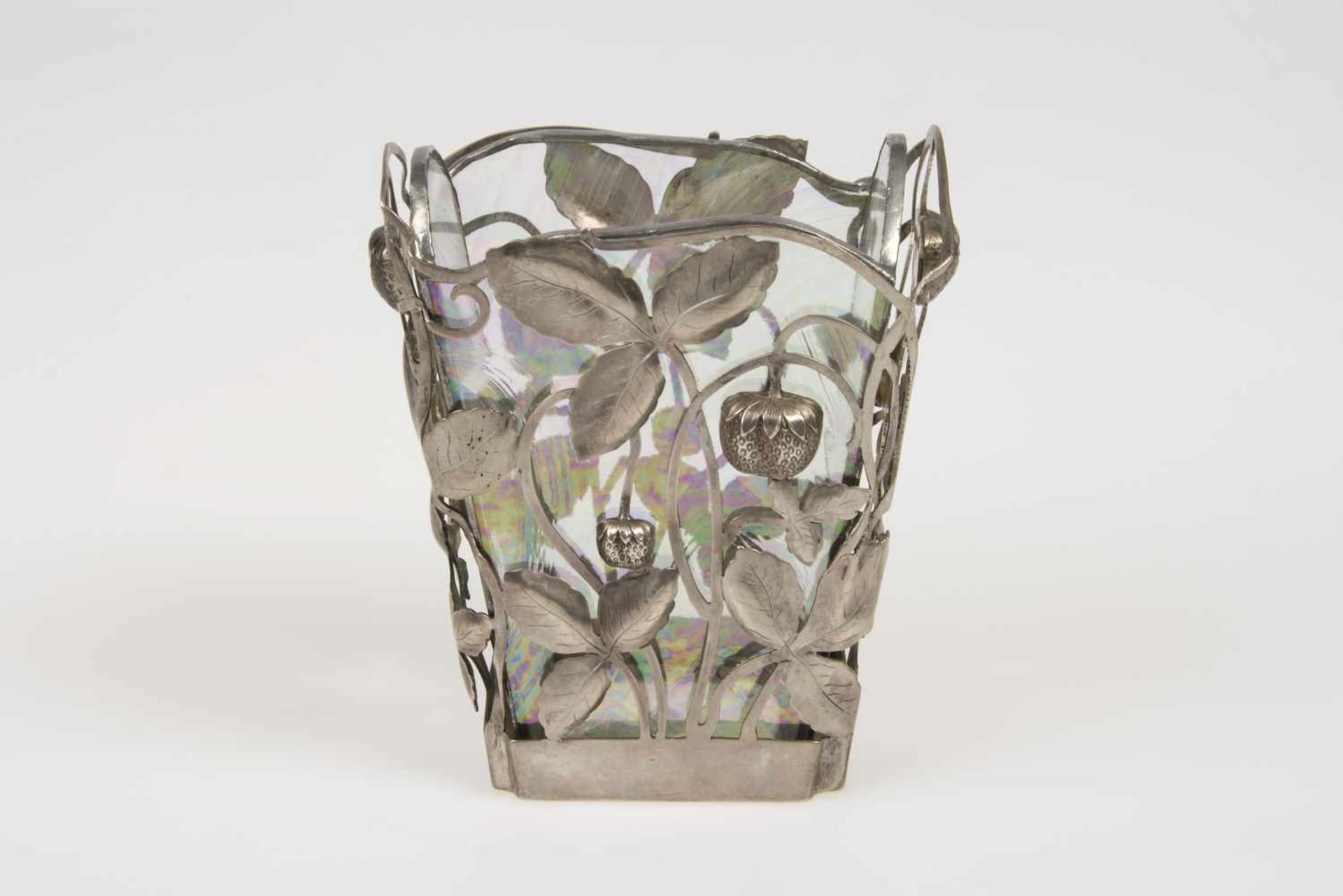 Blumengefäß Silber 800, Dianakopfpunze 1872-1922, floral gearbeitete Erdbeeren mit Blätterdekor,