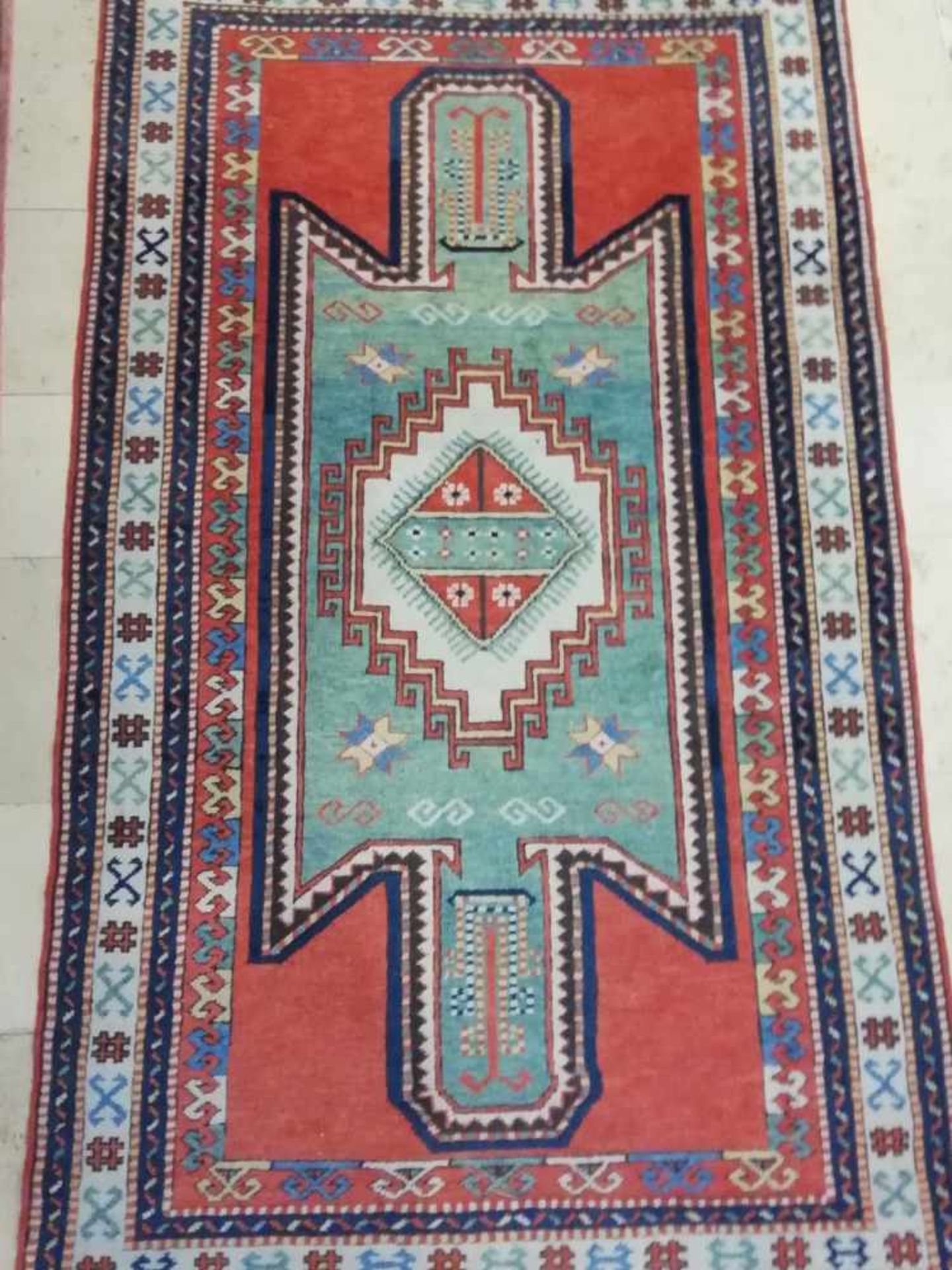 Orientteppichziegelroter Fond mit großen blauen Medaillons, 205x125 cm;