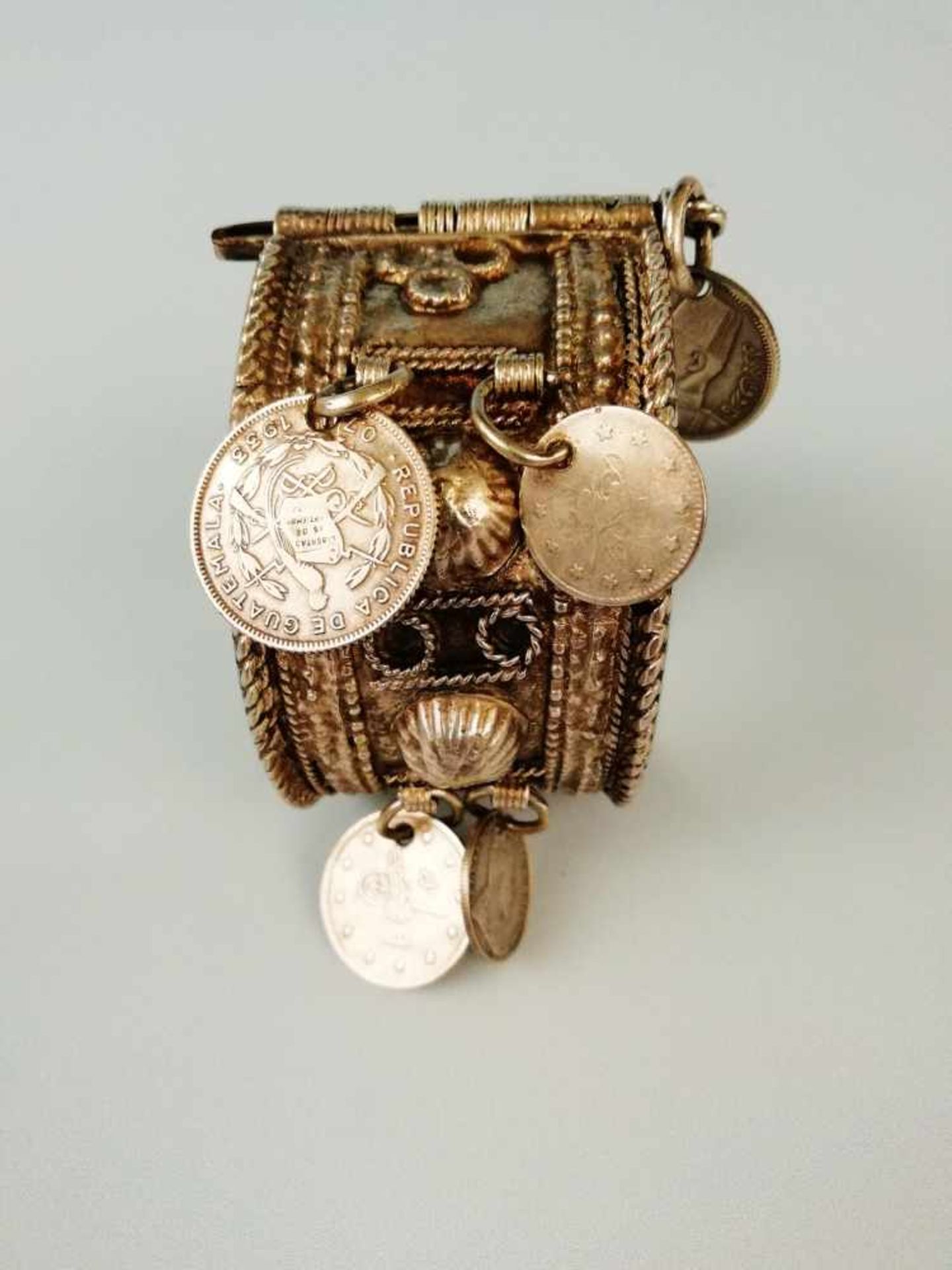 ArmbandMetall, mit Münzen beschmückt, 86,7g, gebraucht;