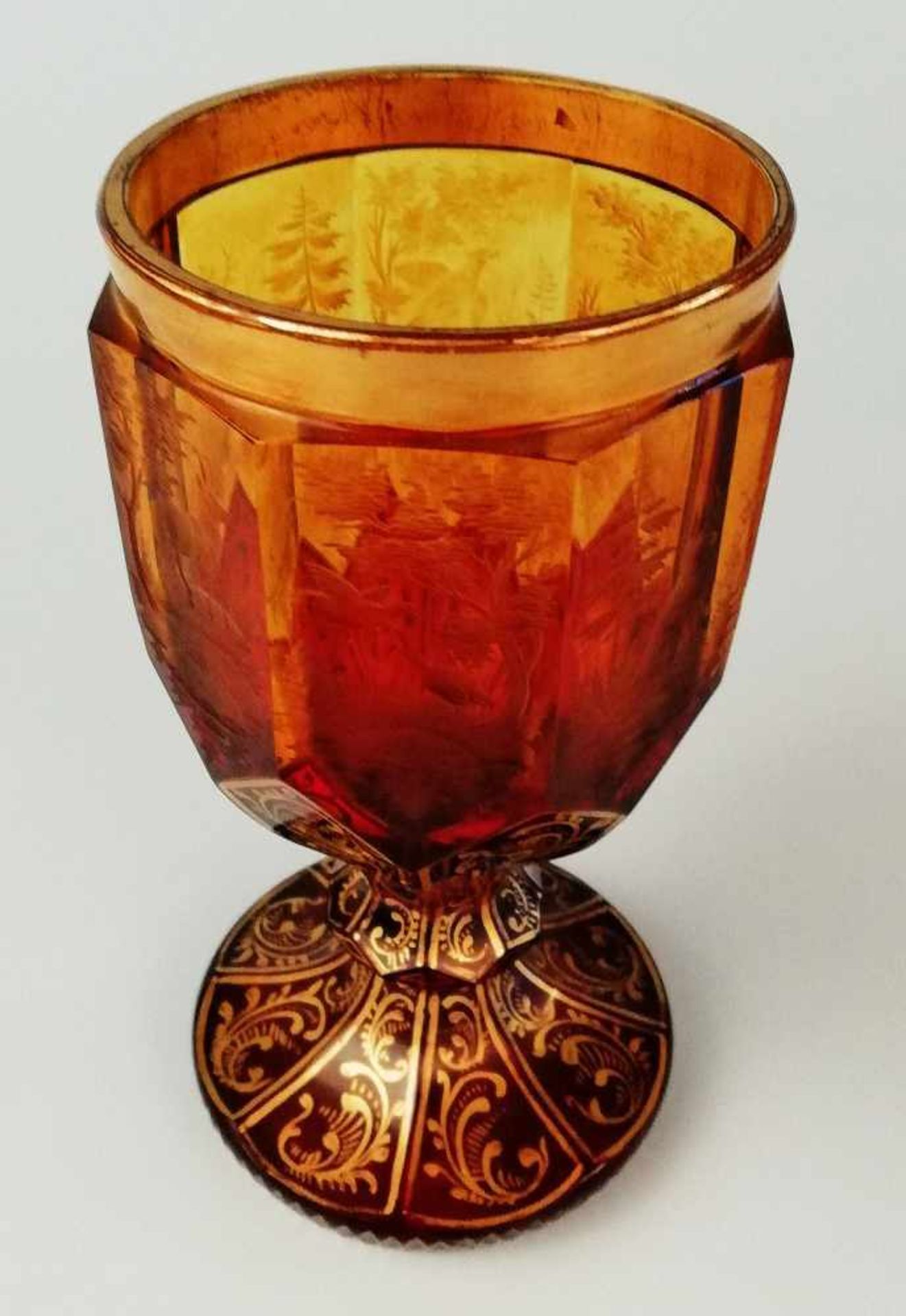 Fußbecher um 1880bernsteinfarbenes Glas, goldfarben bemalte Ranken, mit gravierten Rotwildmotiven,