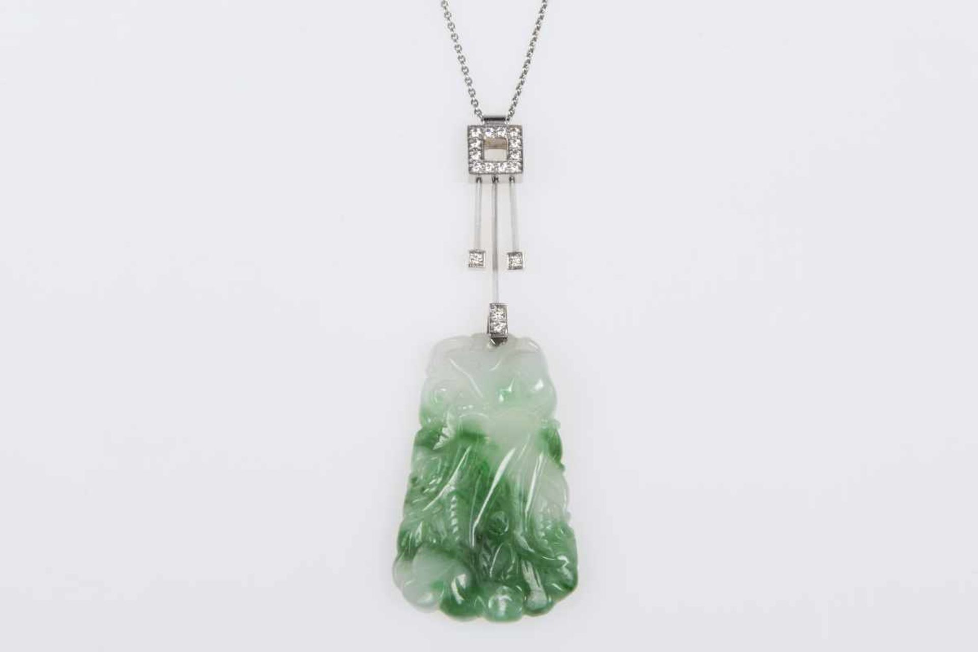 Jade-AnhängerWeißgoldmontierung mit Brillanten, zus. ca. 0,20ct., an Karreehalskette, Weißgold