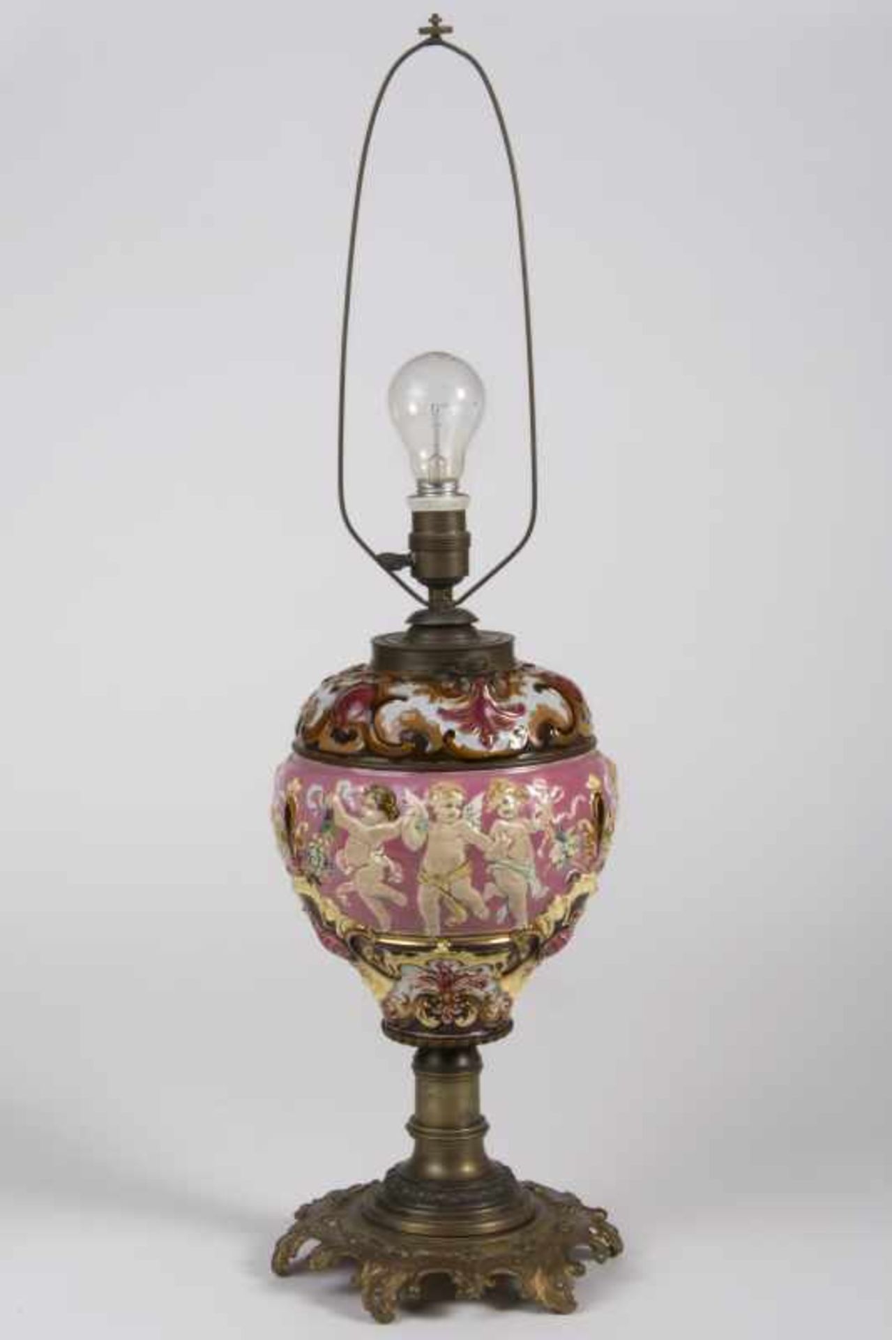 Tischlampe, um 1900Majolika, 1-flammig elektrisch montiert, plastisch und farbig gearbeitet,
