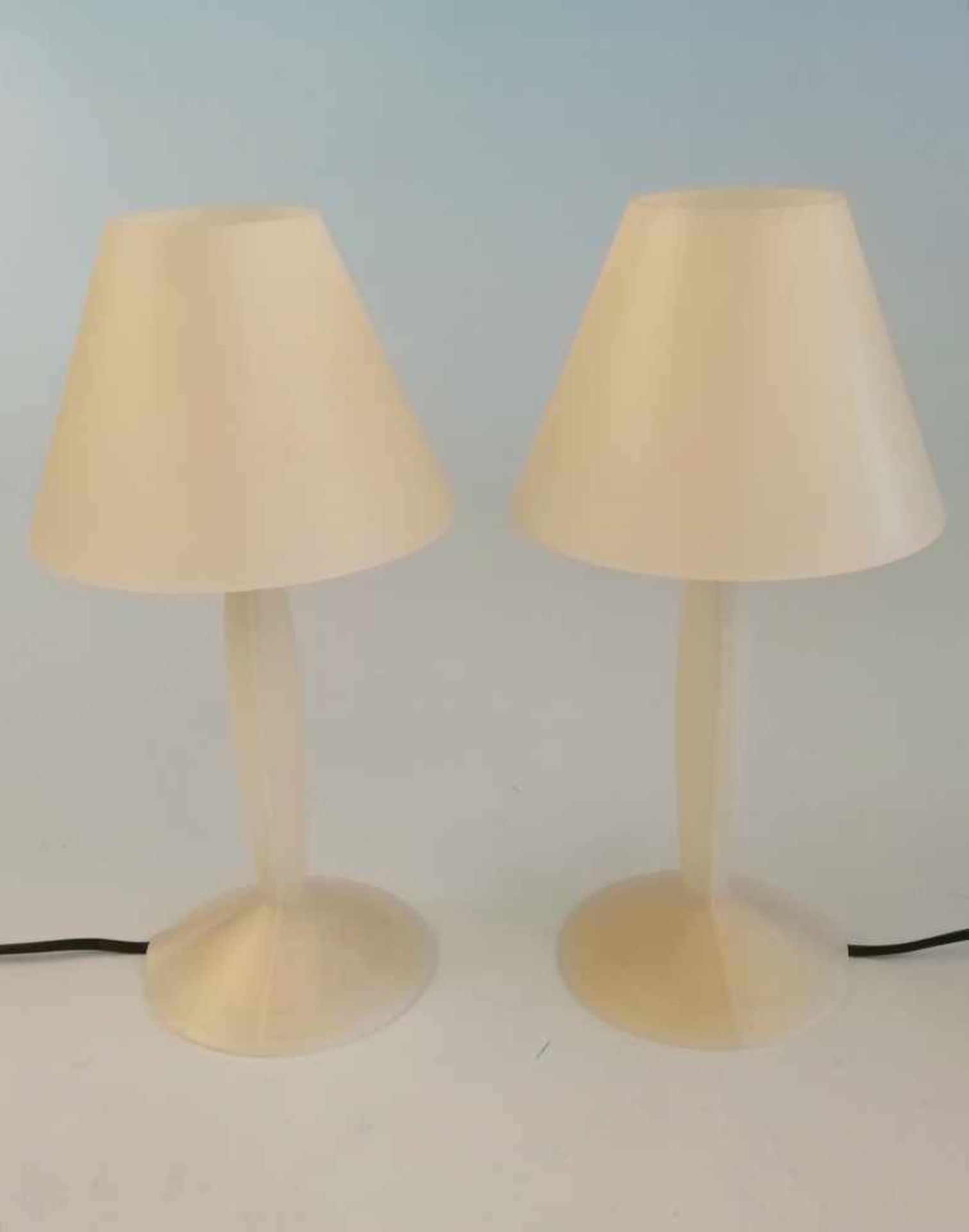 Paar Nachttischlampen weißer Kunststoff, je 1-flammig elektrisch montiert, Desinger Philipp