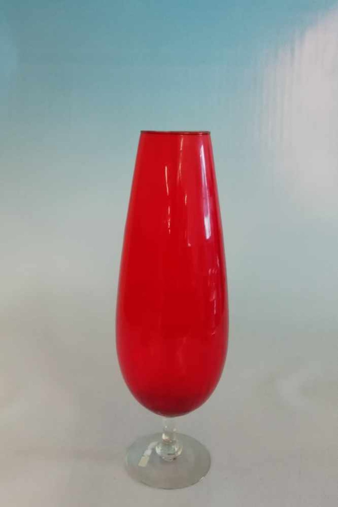 Hohe tulpenförmige Fußvasefarbloses und rotes Glas kombiniert, handgearbeitet, Längsrillen, Höhe