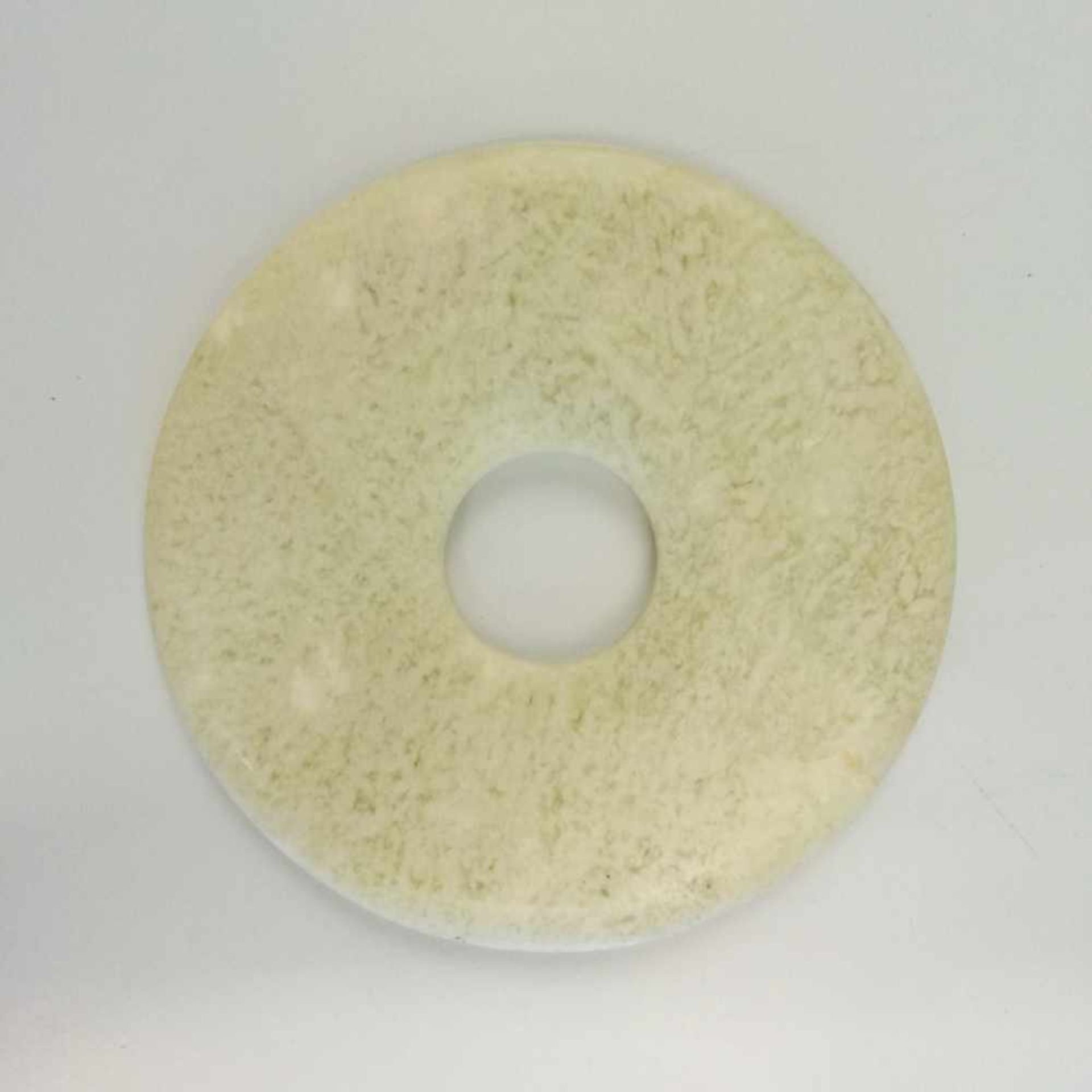 White Jade Bi Disc, sogen. Baiyu"weiße Jade", beidseitig glatt verarbeitet, wolkige Transparenz,