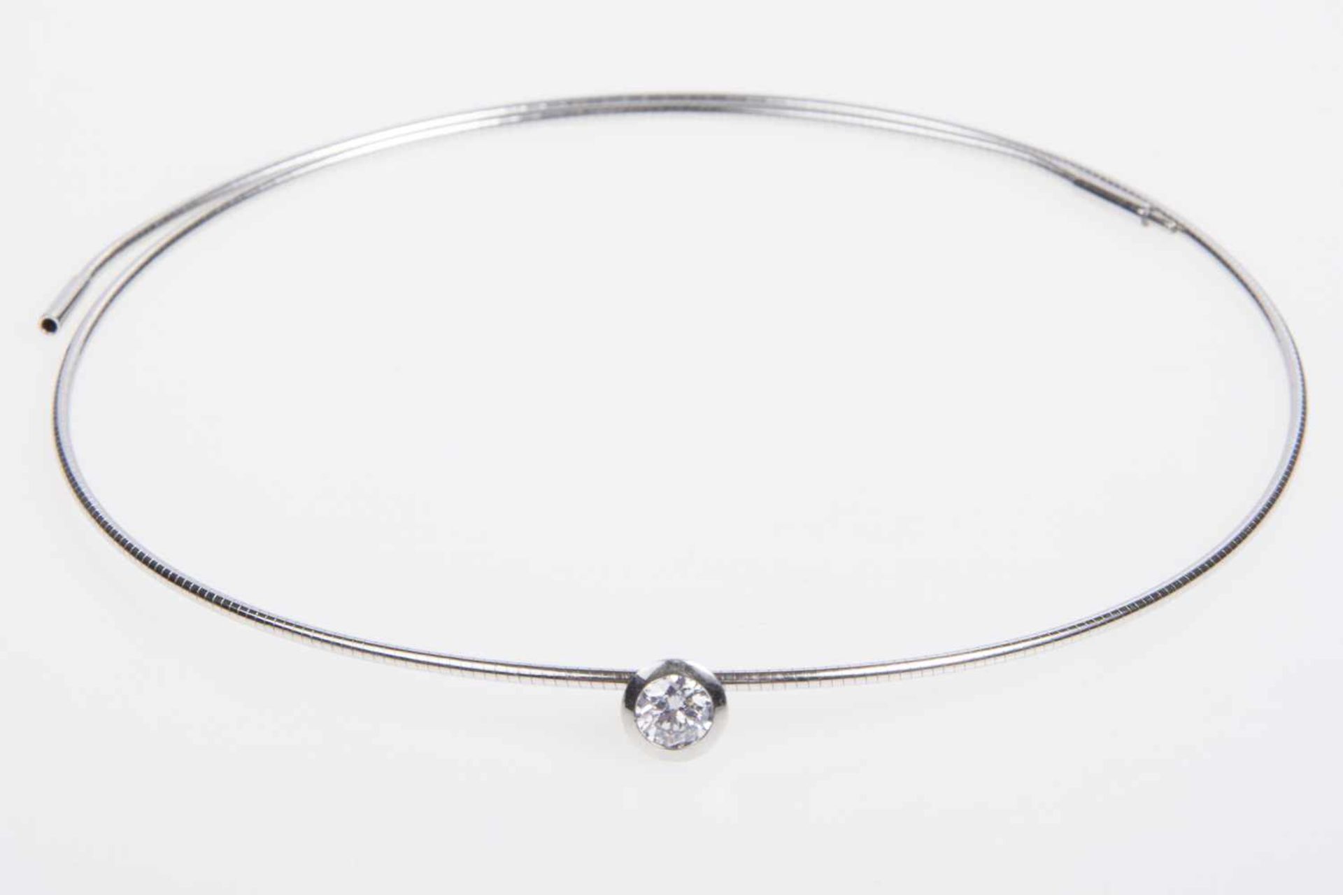 Brillantsolitär-CollierPlatin 950, mit 1 Brillant,, ca. 0,65ct., 12,7 g, Etui liegt bei;