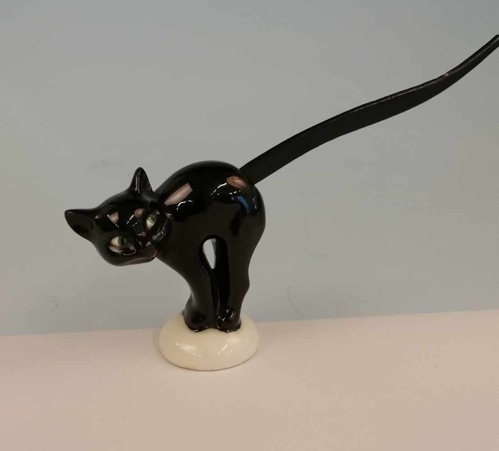 Tierfigur, Schwarze Katze mit HolzschwanzPorzellan, Marke Göbel-Hummel, Brezelkatze, Ringhalter 50er