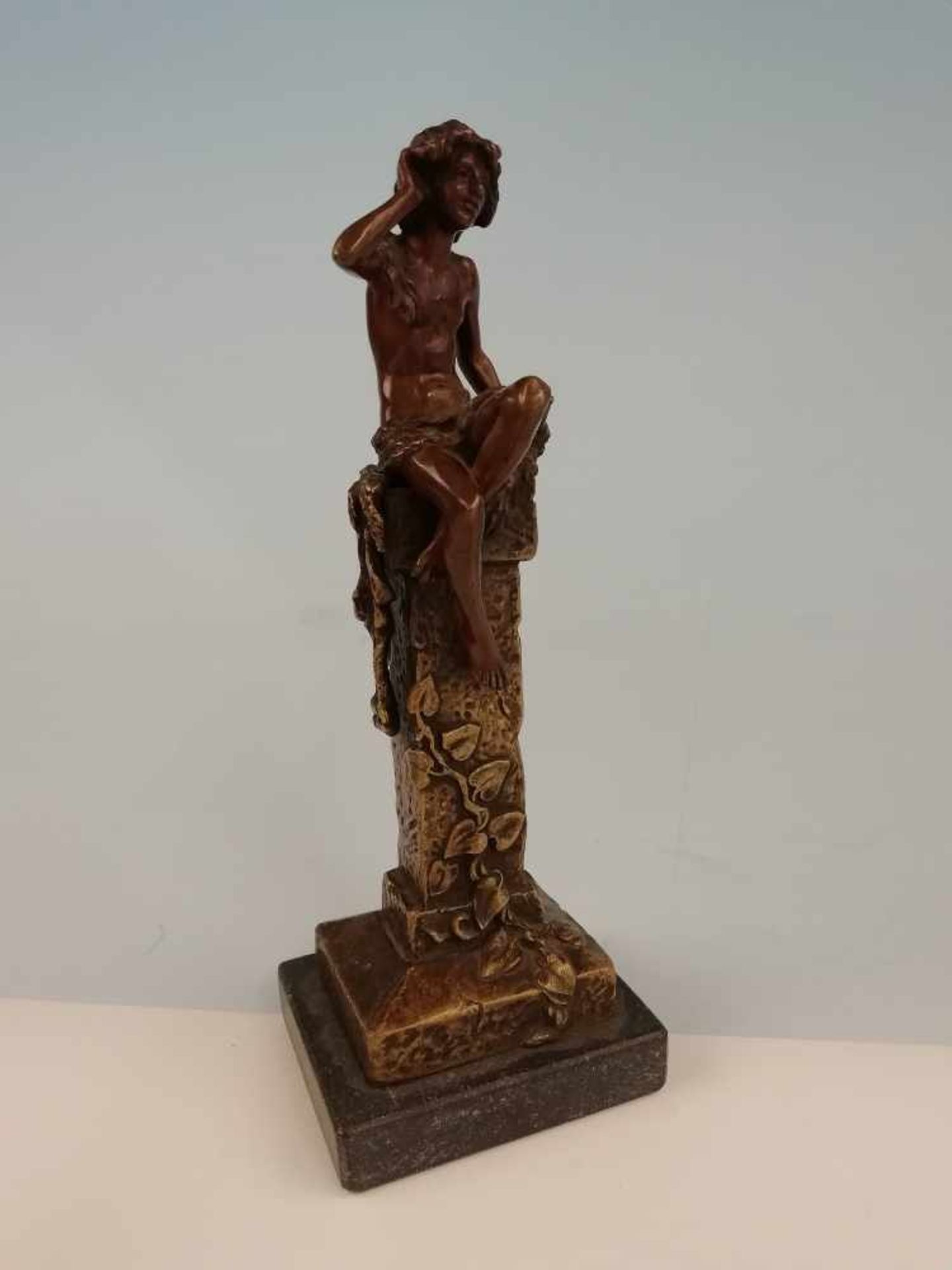 Figur, Knabe mit Flöte auf Säule sitzend,Messing, bronziert, auf Steinplinthe, Anfang 20.Jh., Höhe
