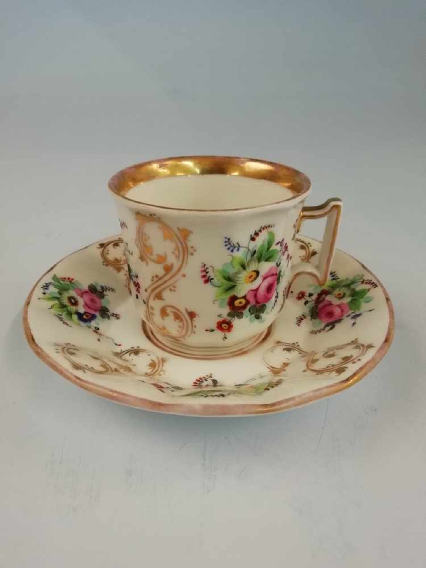 Biedermeier 1 Tasse, 1 Untertasse, Porzellan, handbemalter Blüten- und Blätterdekor, gold gerändert,