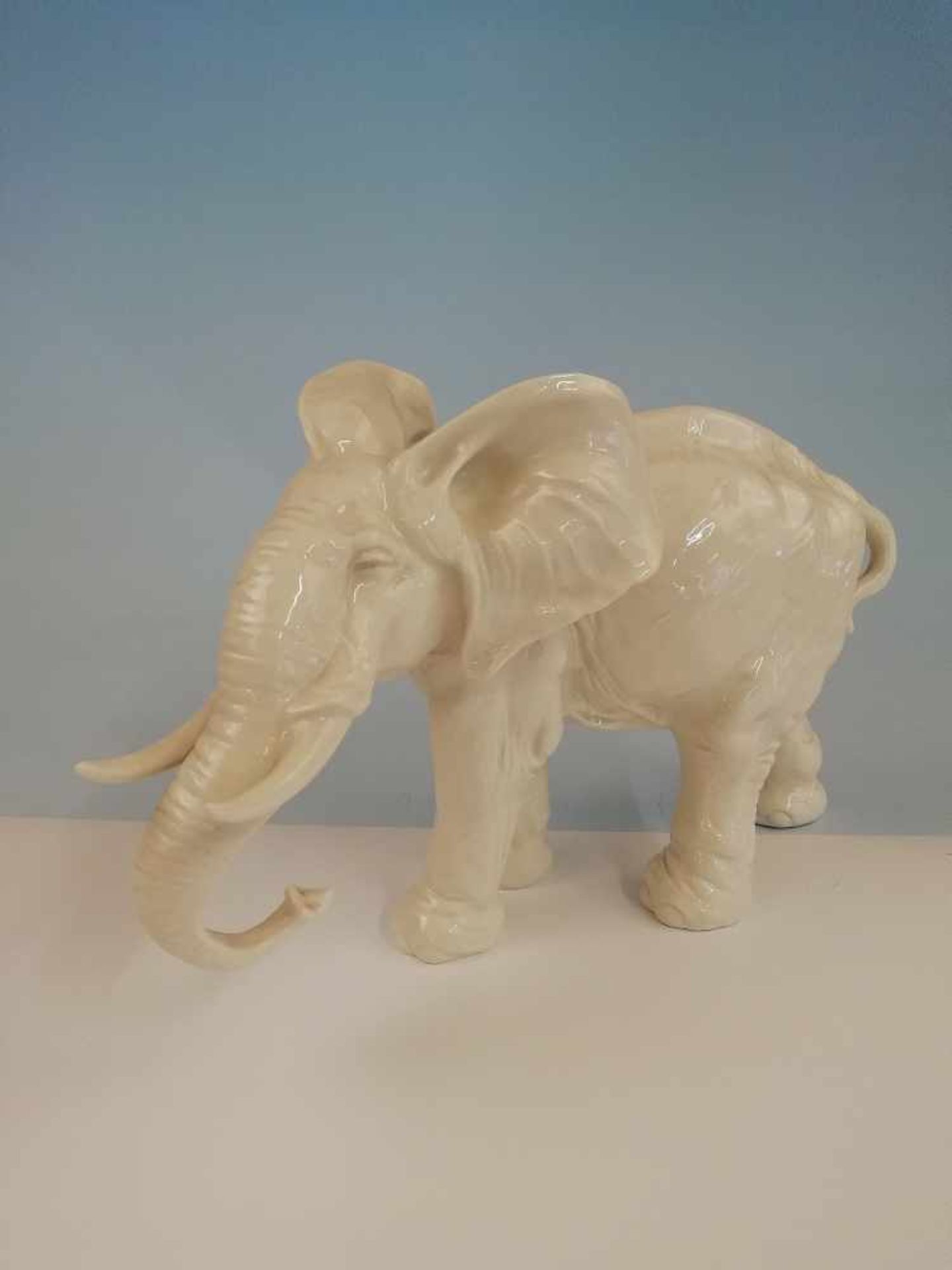 Tierfigur, Elefant Porzellan, weiß glasiert, Marke Hutschenreuther, Höhe 25 cm;