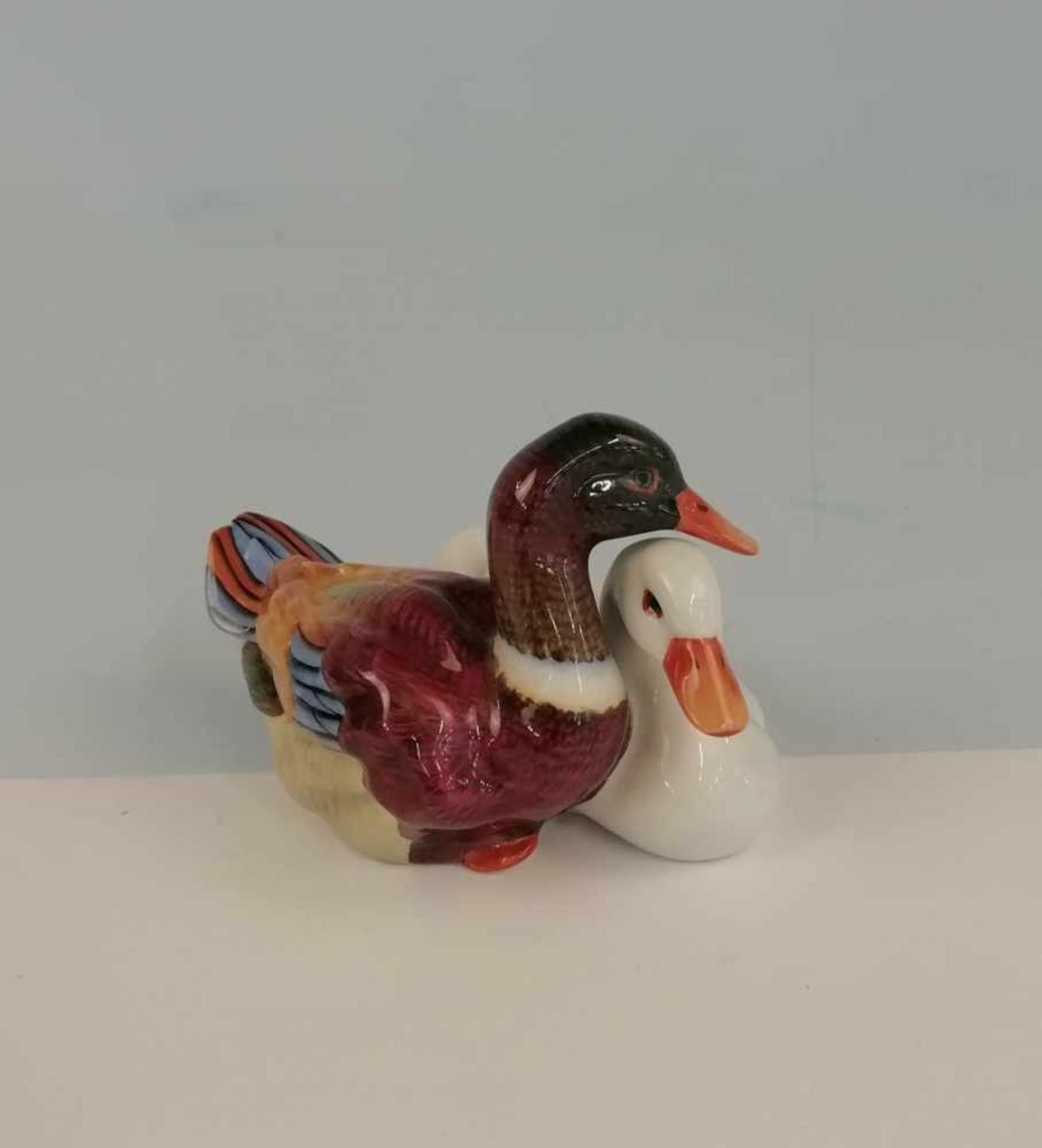 Tiergruppe "Enten"weiß und farbig glasiert, Marke Herend, Nr.5036/C, Höhe 6,5 cm, neuwertig;