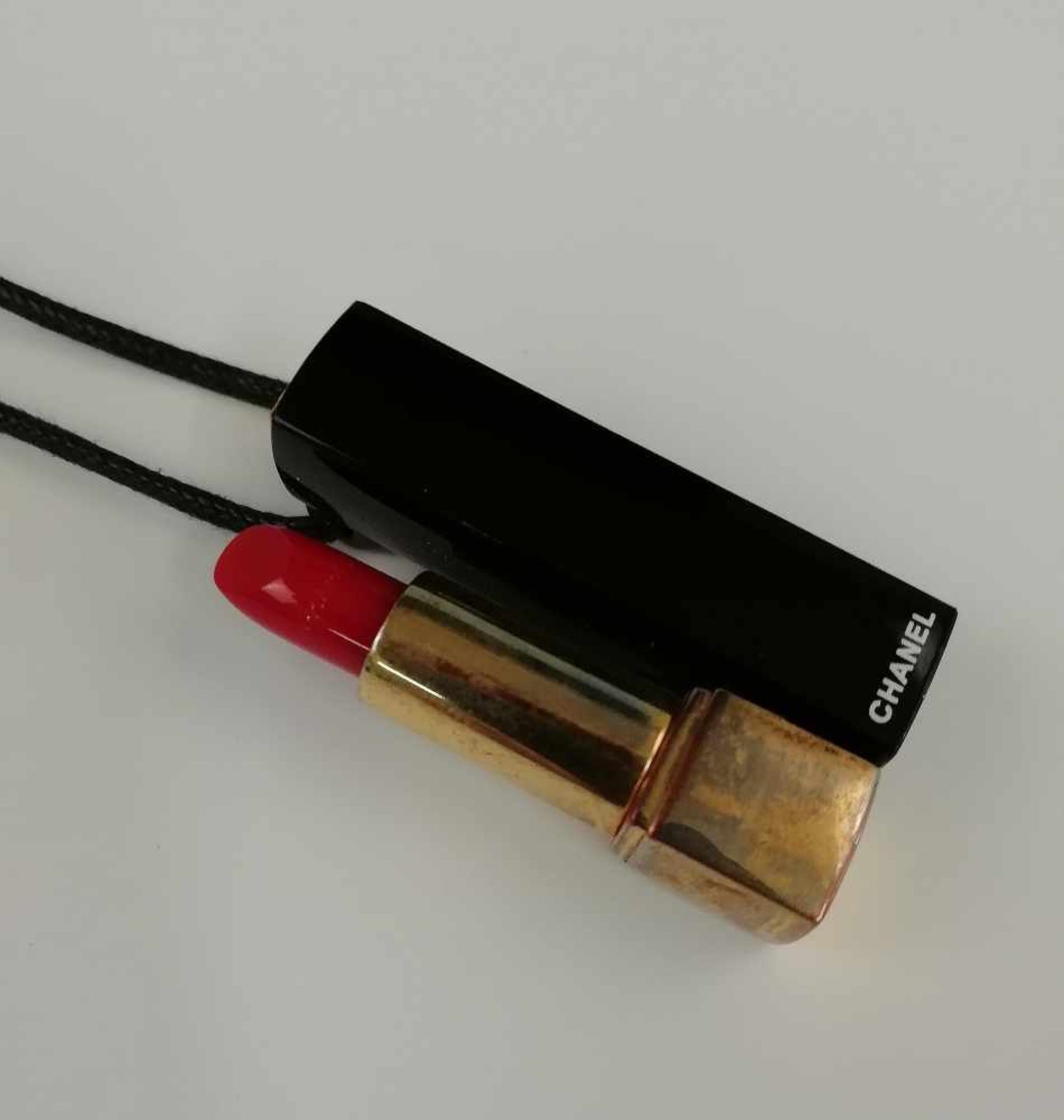 Chanel Anhänger "Rouge Allure"Modeschmuck, Lippenstift mit Verschlusskappe, an Lederband, 20,9g,